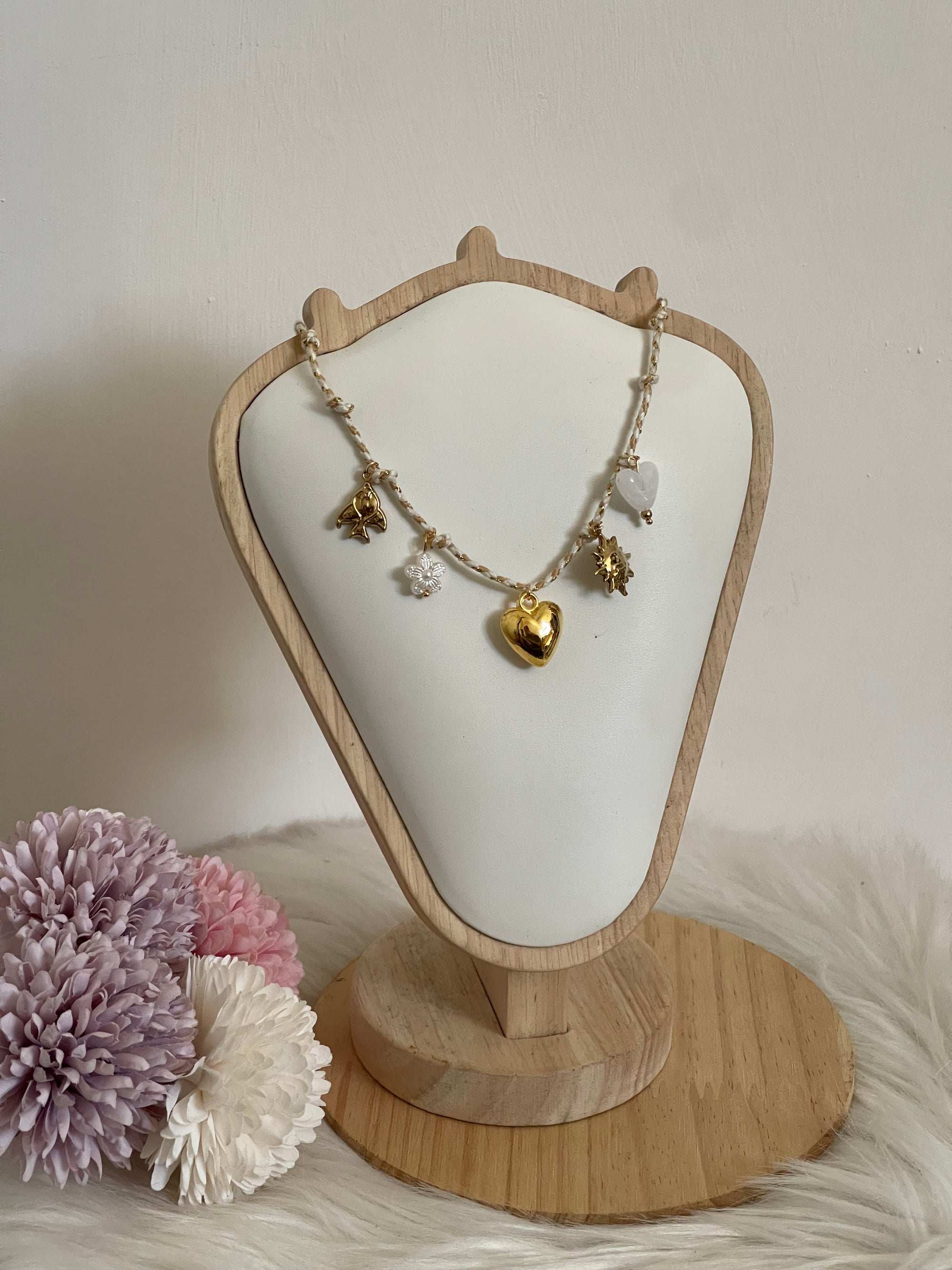 Collana Aura Summer Charm Estiva in Acciaio Inossidabile - Girocollo Cordino Intrecciato Bianco e Oro con Ciondoli Sole, Cuore e Fiore
