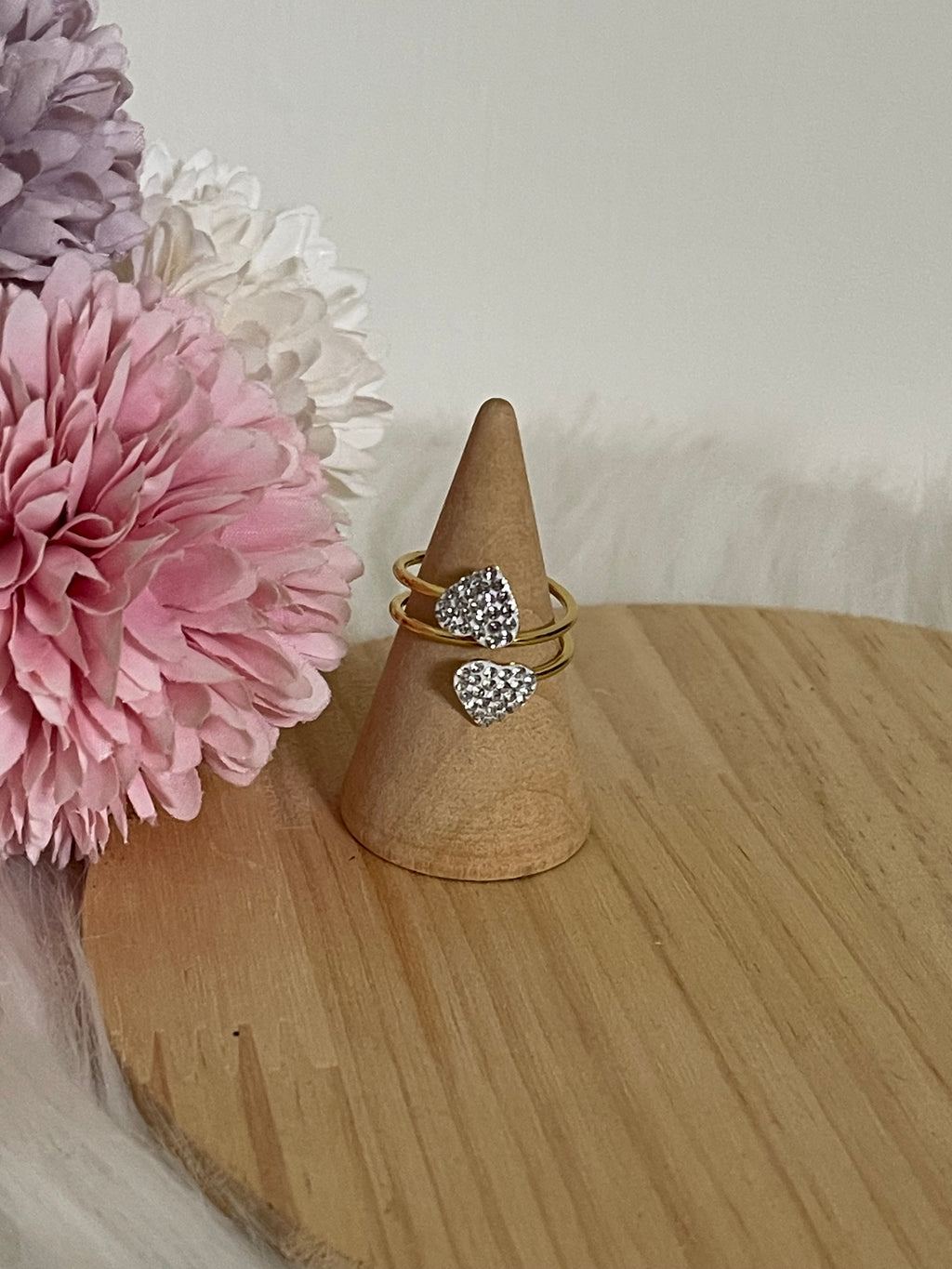 Anello Amabel a Fascia Aperta in Acciaio Inossidabile con Doppio Cuore di Cristalli – Regolabile