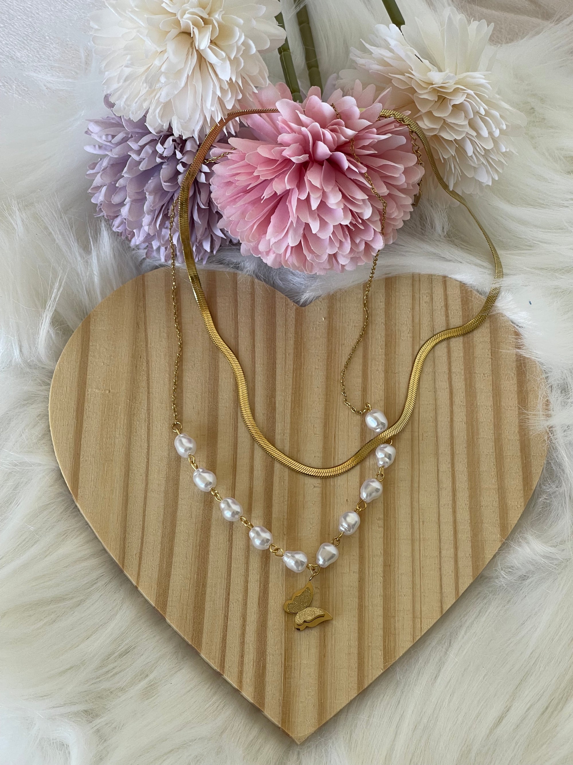 Collana Lyra in Acciaio Dorato con Perle Barocche e Ciondolo Farfalla