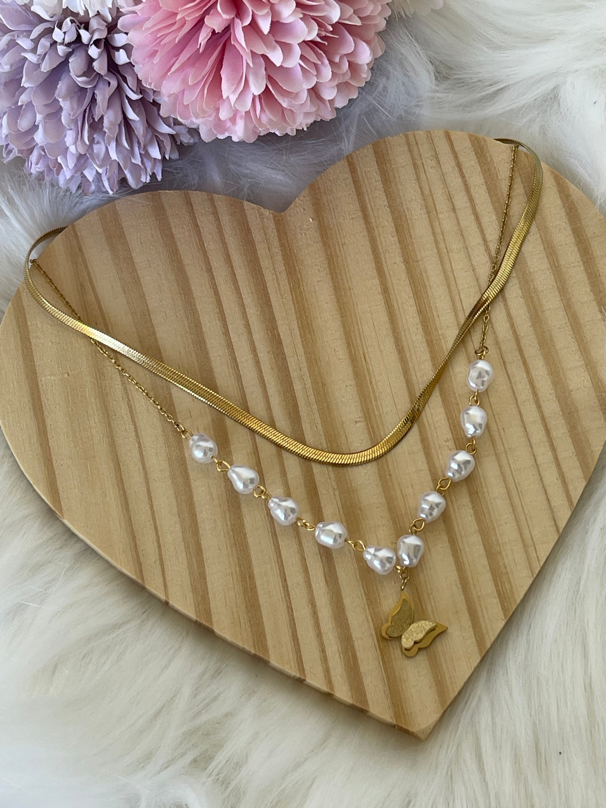 Collana Lyra in Acciaio Dorato con Perle Barocche e Ciondolo Farfalla