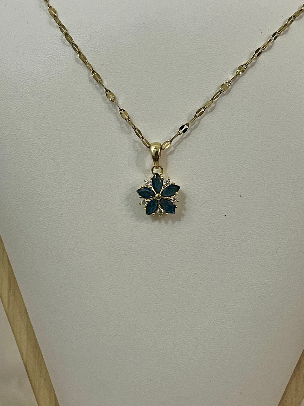 Collana Ninfea Donna in Acciaio Inossidabile Oro con Pendente Floreale – Gioiello Raffinato Anallergico