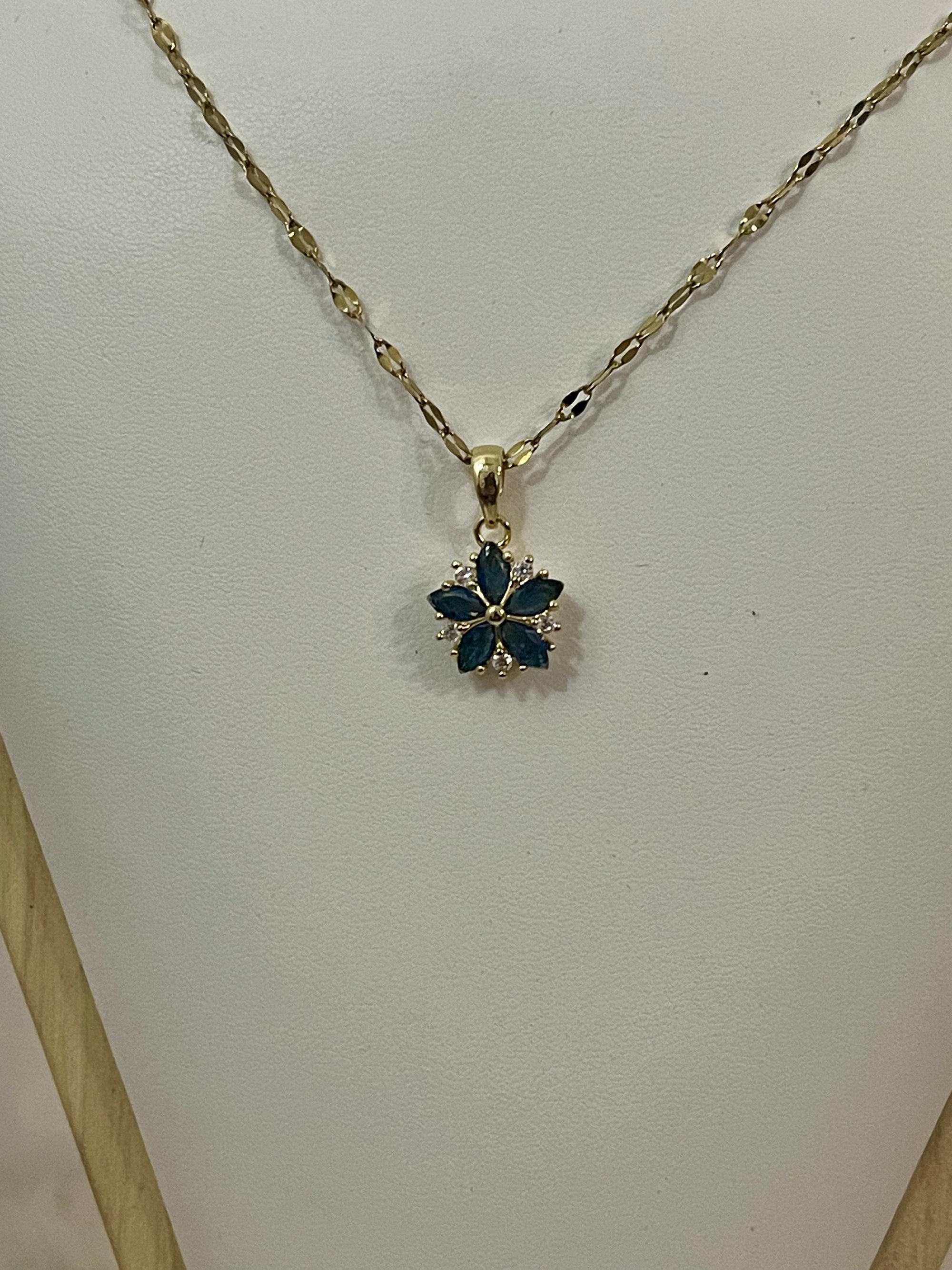 Collana Ninfea Donna in Acciaio Inossidabile Oro con Pendente Floreale – Gioiello Raffinato Anallergico