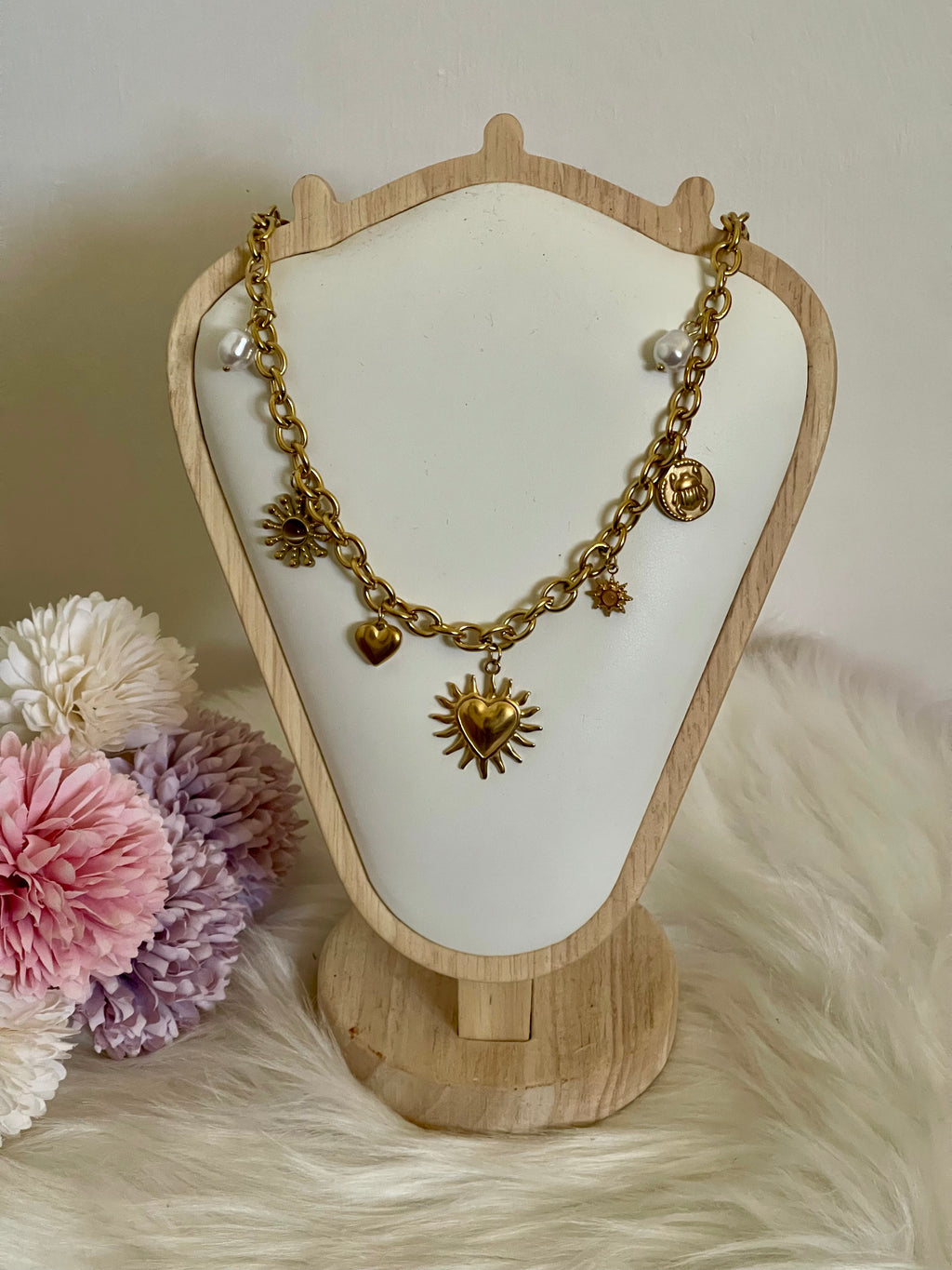 Collana Aura Statement in Acciaio Inossidabile - Catenina a Maglie con Charms Sacro Cuore, Sole e Perle