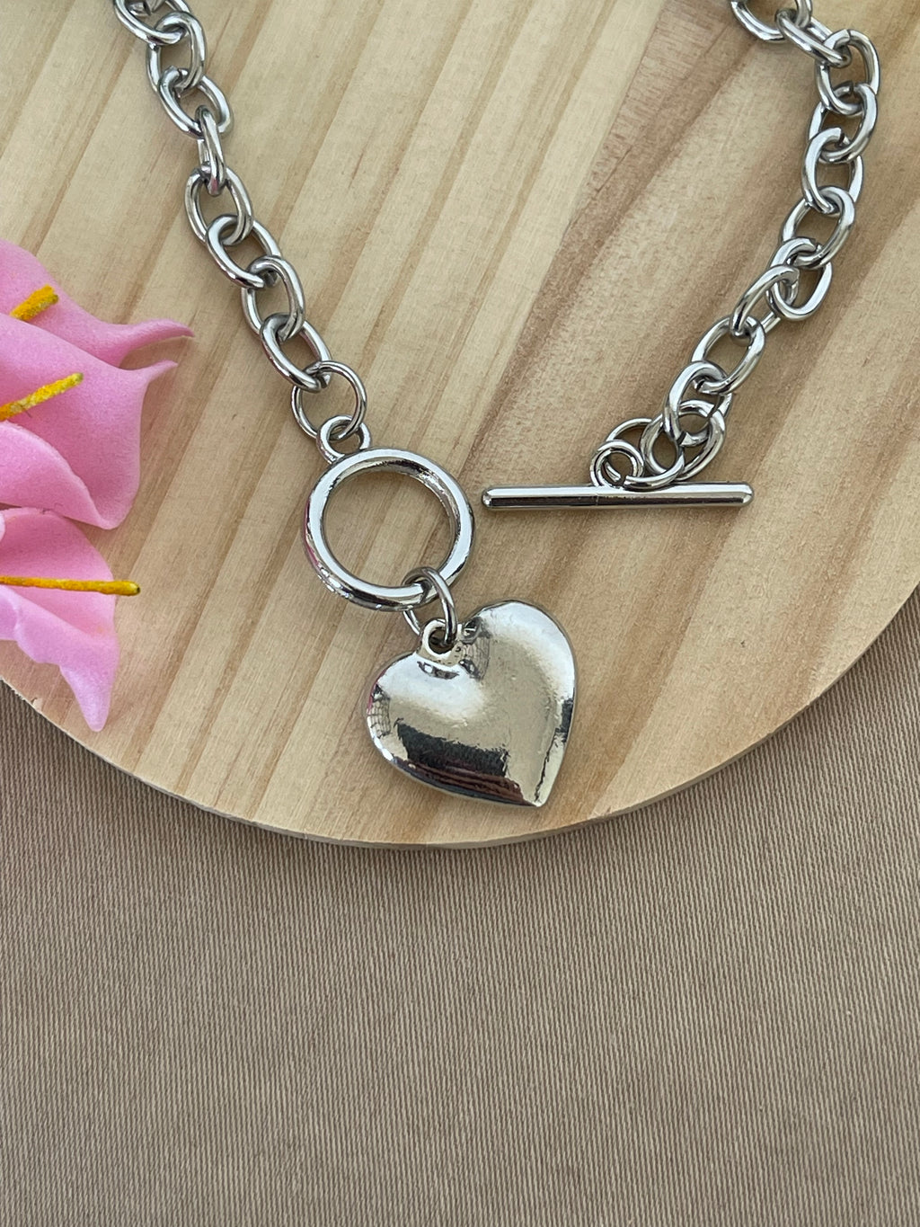 Bracciale Néa in Acciaio con Ciondolo Cuore – Eleganza e Stile per Ogni Occasione