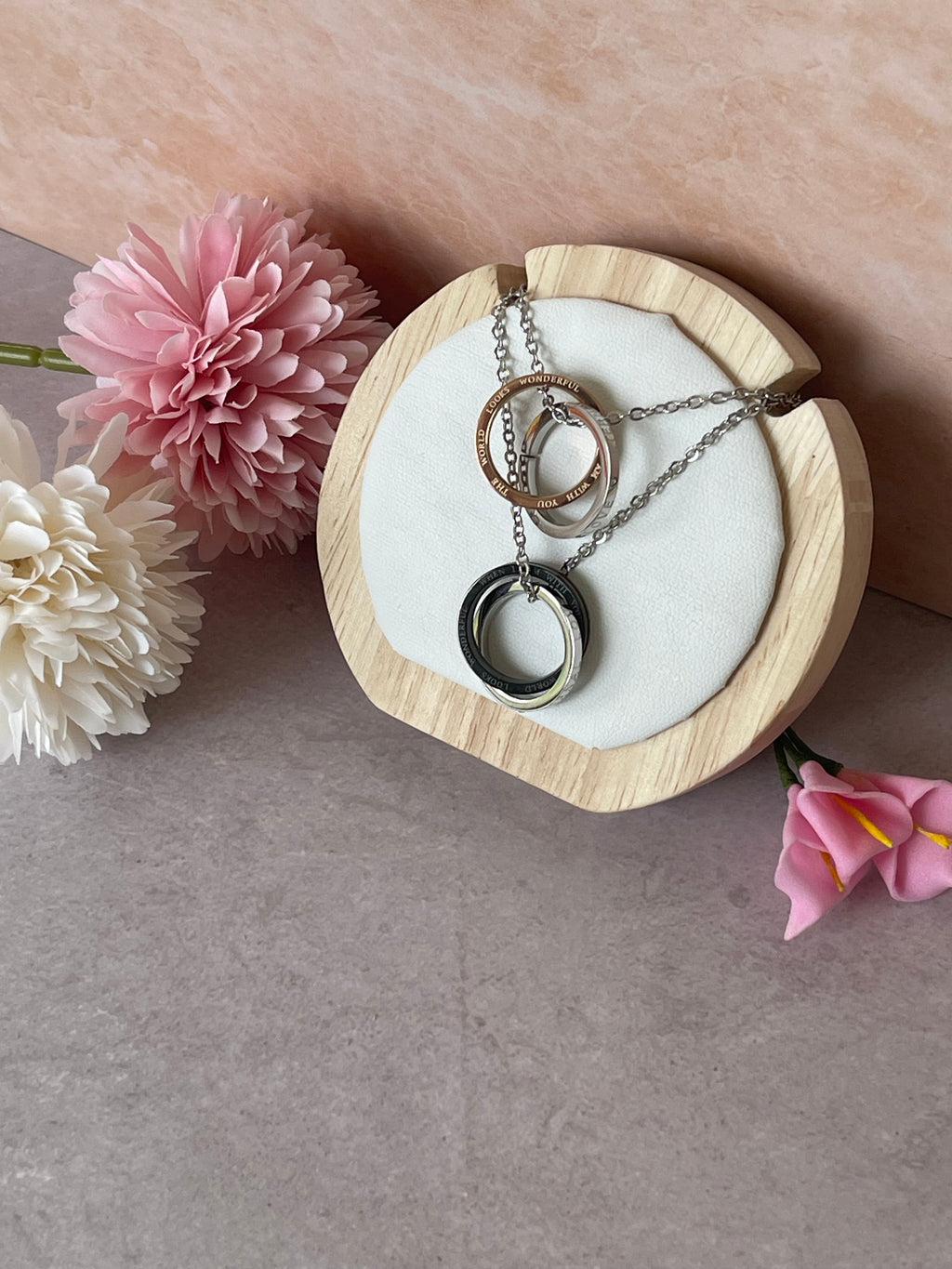 Collana Armonia Doppio Anello Intrecciato in Acciaio Inossidabile – Argento/Oro Rosa o Argento/Nero