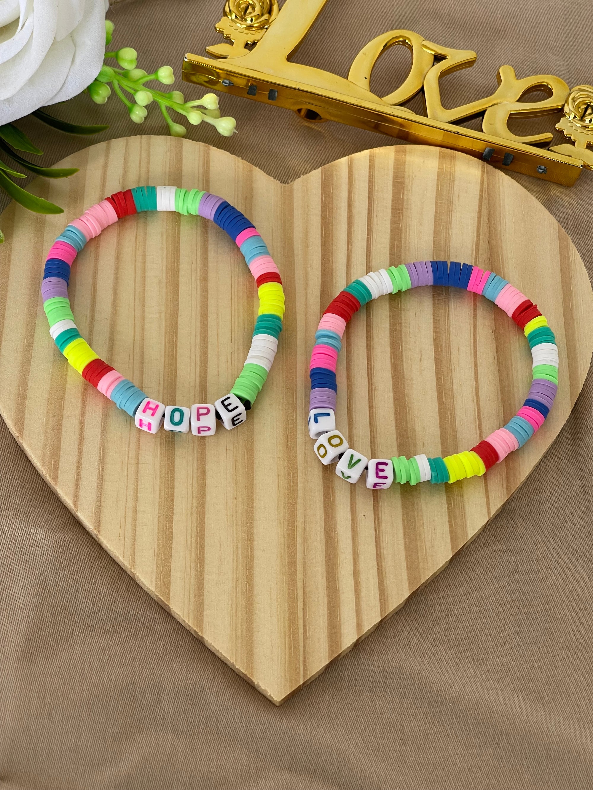 Bracciali Elastici “Hope” & “Love” – Colorati e Ispirazionali