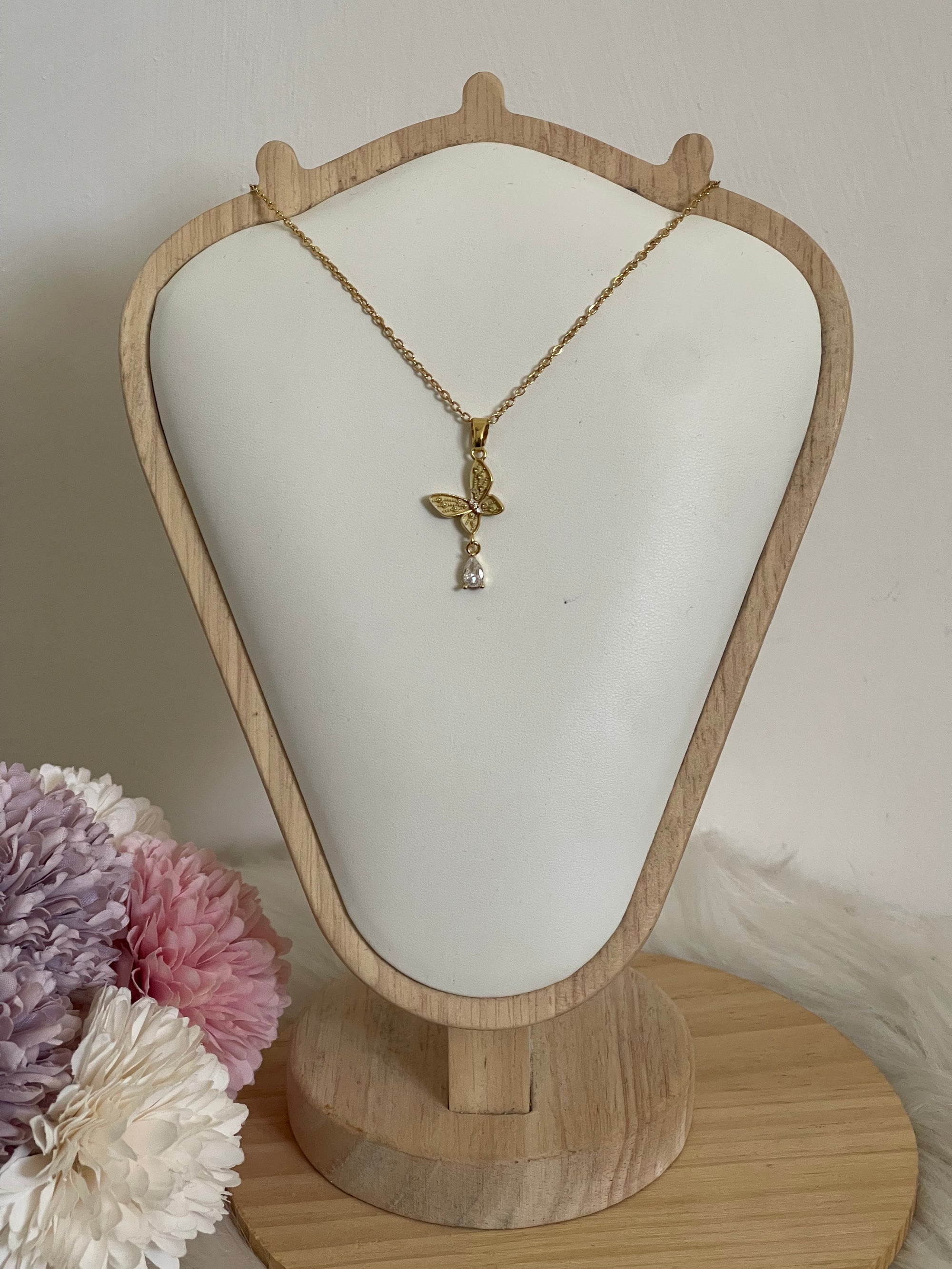 Collana Metamorfosi in Acciaio Dorato con Farfalla e Punto Luce