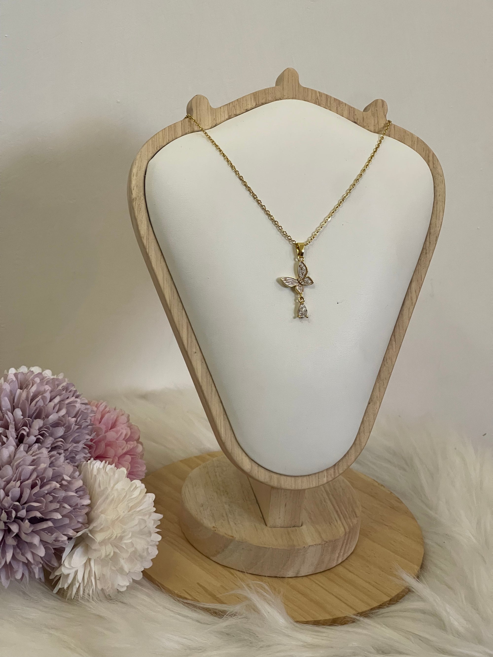 Collana Metamorfosi in Acciaio Dorato con Farfalla e Punto Luce