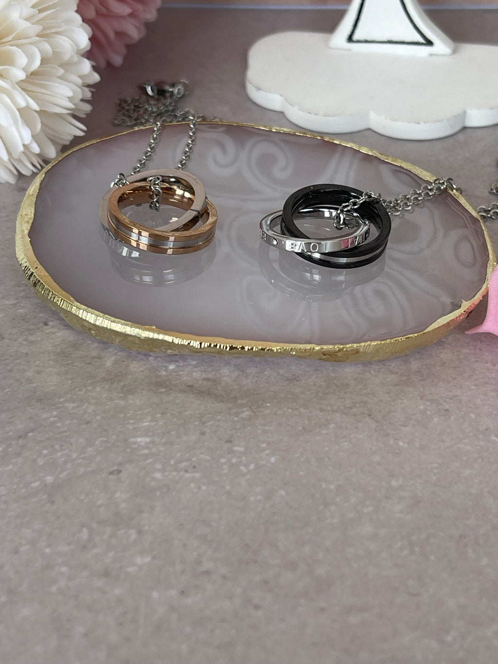 Collana Armonia Doppio Anello Intrecciato in Acciaio Inossidabile – Argento/Oro Rosa o Argento/Nero