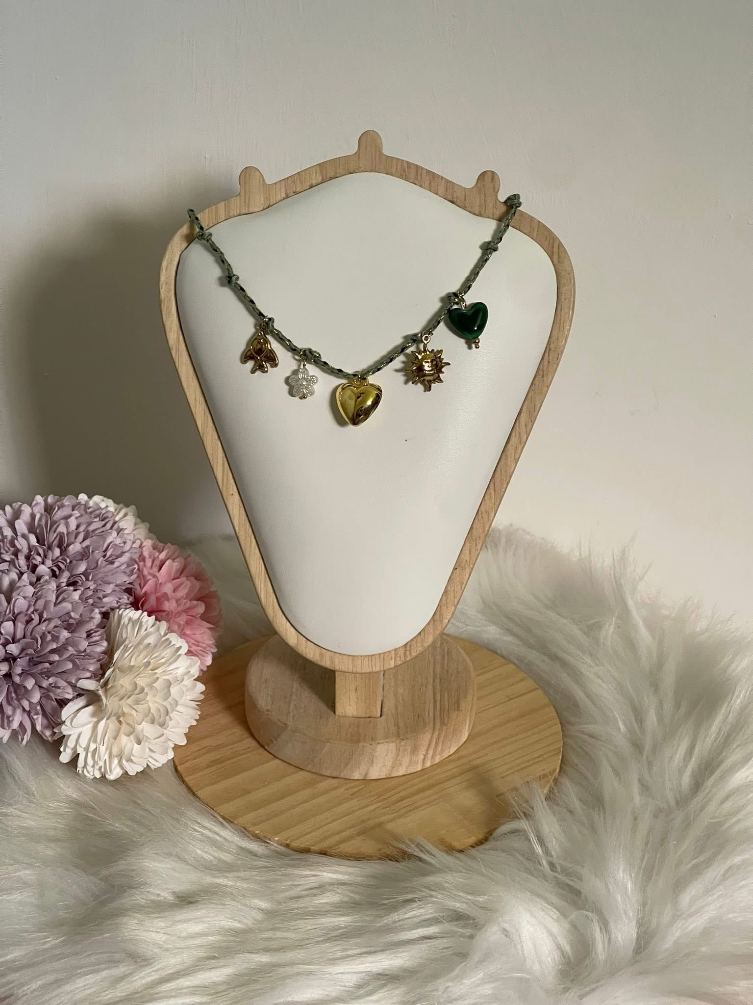 Collana Aura Summer Charm Estiva in Acciaio Inossidabile - Girocollo Cordino Intrecciato Verde con Ciondoli Sole, Cuore e Fiore