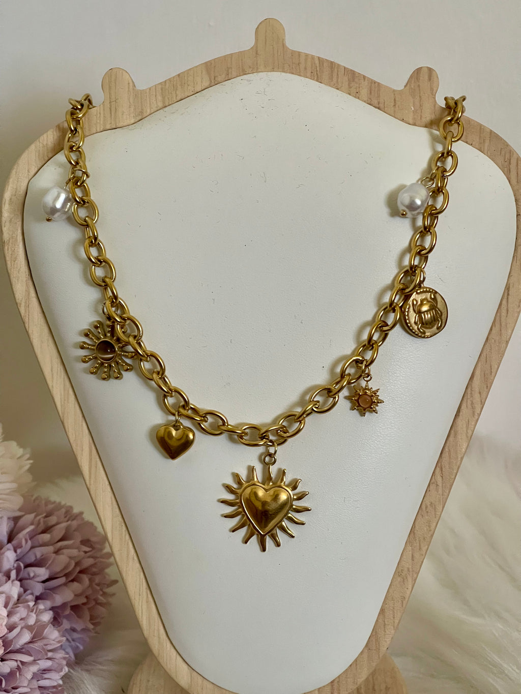 Collana Aura Statement in Acciaio Inossidabile - Catenina a Maglie con Charms Sacro Cuore, Sole e Perle