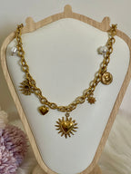 Collana Aura Statement in Acciaio Inossidabile - Catenina a Maglie con Charms Sacro Cuore, Sole e Perle
