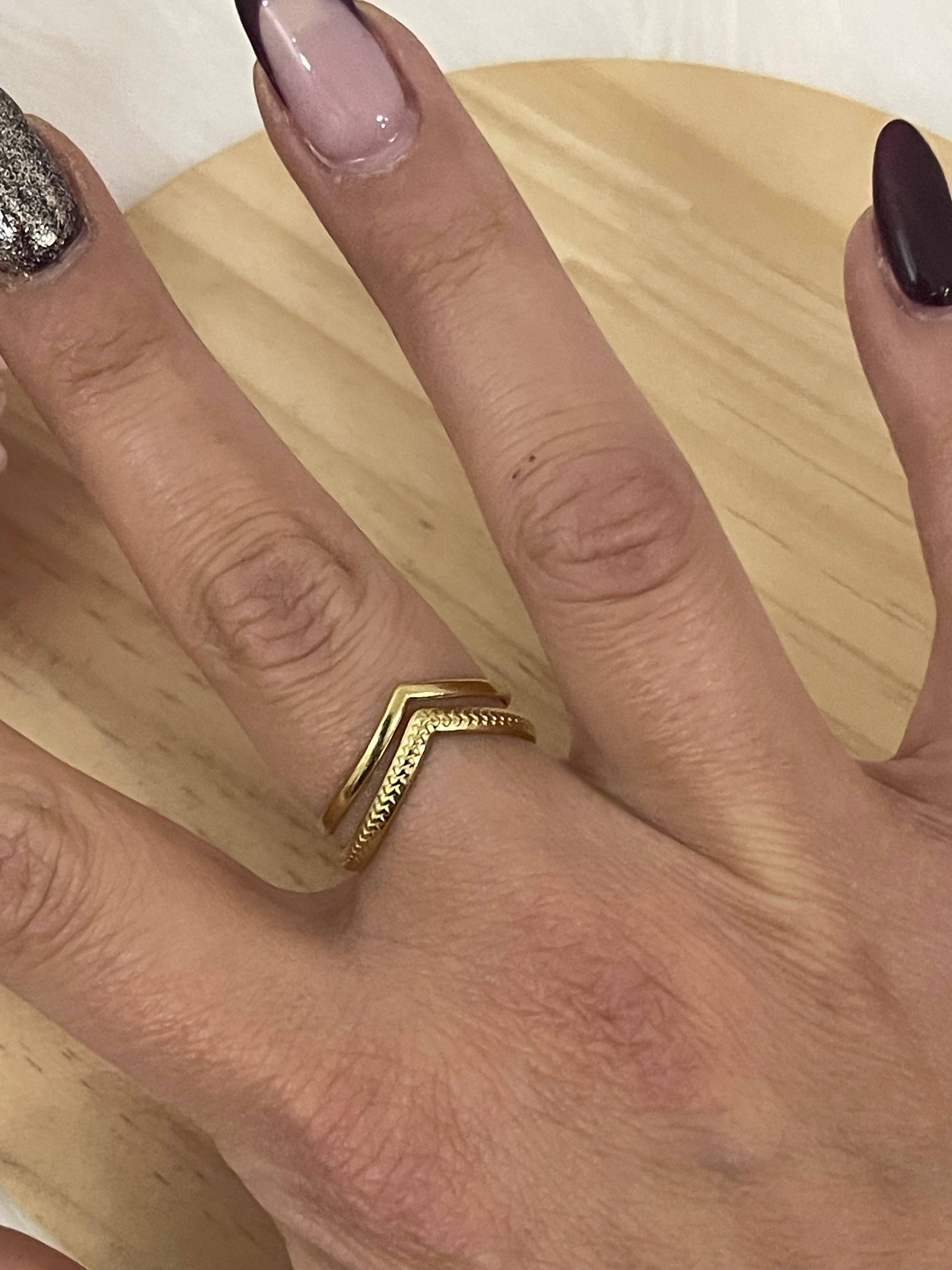 Anello Chevron Doppio in Acciaio Inossidabile Oro – Anello a V Regolabile Minimalista