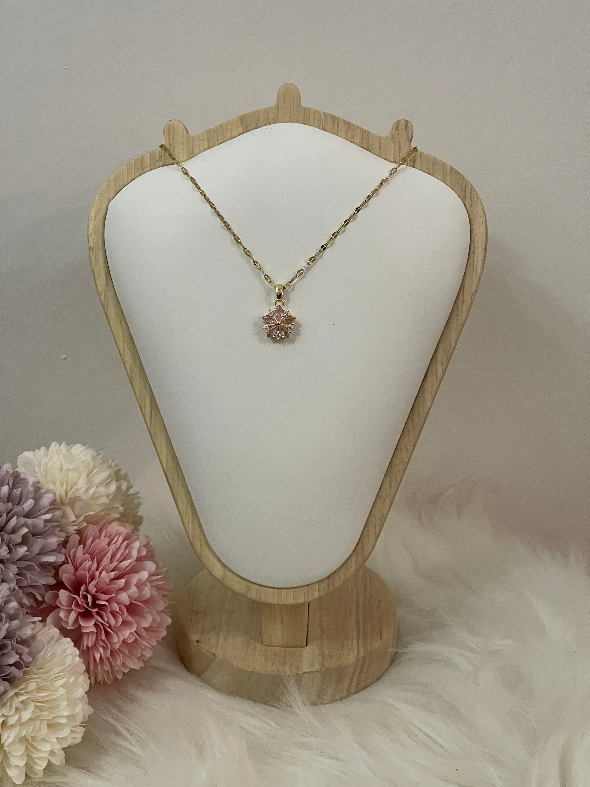 Collana Ninfea Donna in Acciaio Inossidabile Oro con Pendente Floreale – Gioiello Raffinato Anallergico