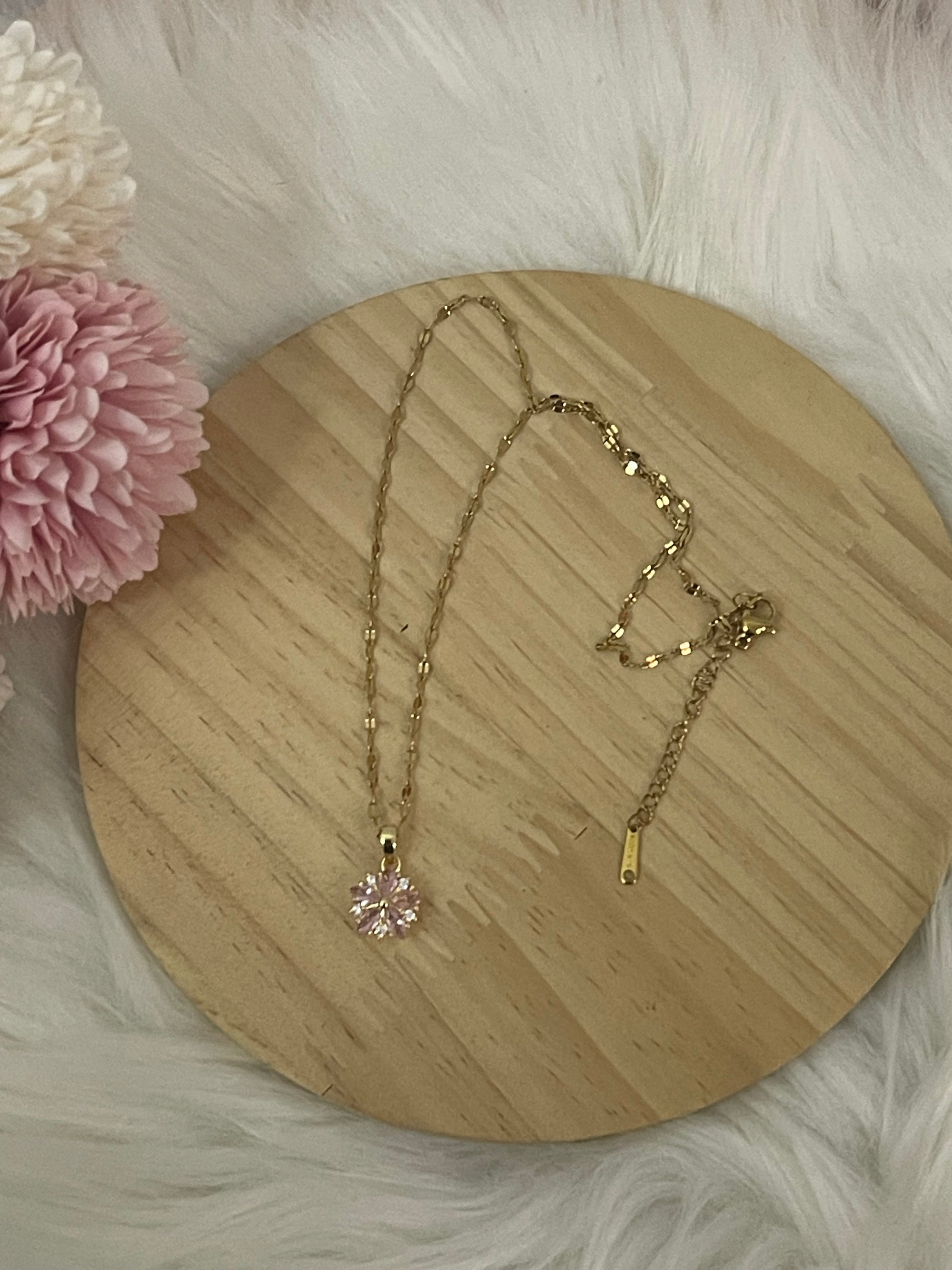 Collana Ninfea Donna in Acciaio Inossidabile Oro con Pendente Floreale – Gioiello Raffinato Anallergico