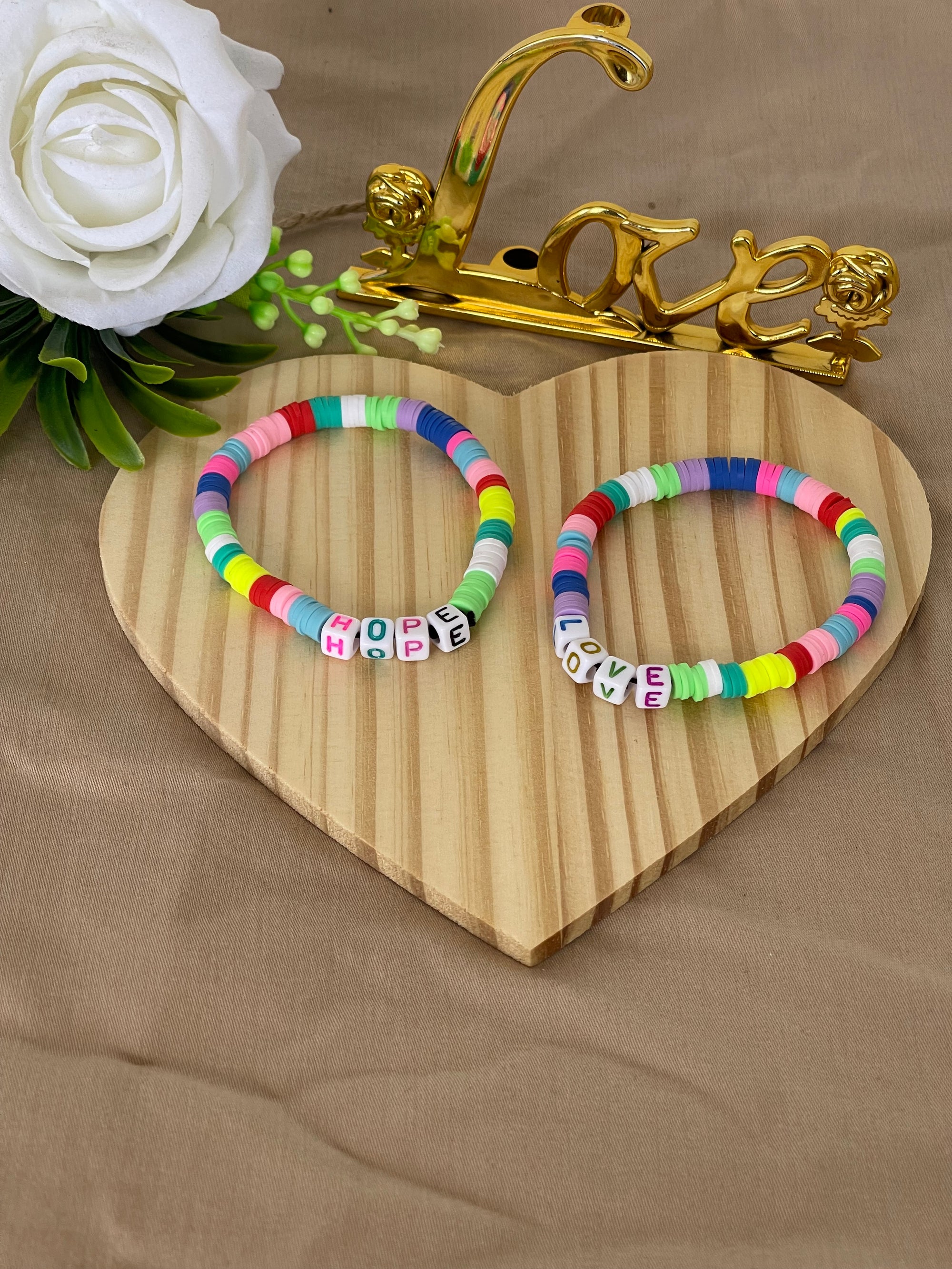 Bracciali Elastici “Hope” & “Love” – Colorati e Ispirazionali