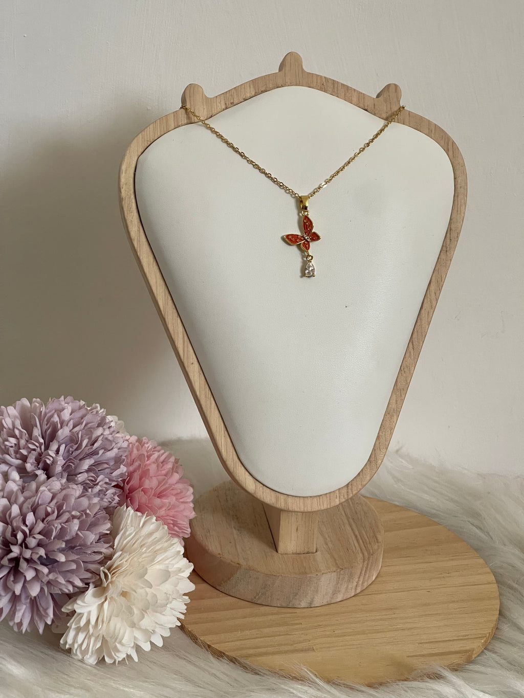 Collana Metamorfosi in Acciaio Dorato con Farfalla e Punto Luce