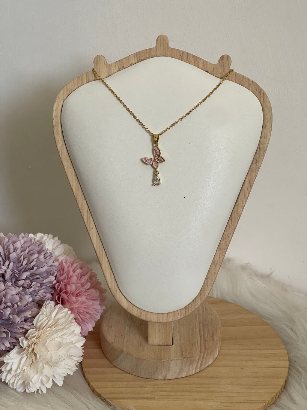 Collana Metamorfosi in Acciaio Dorato con Farfalla e Punto Luce