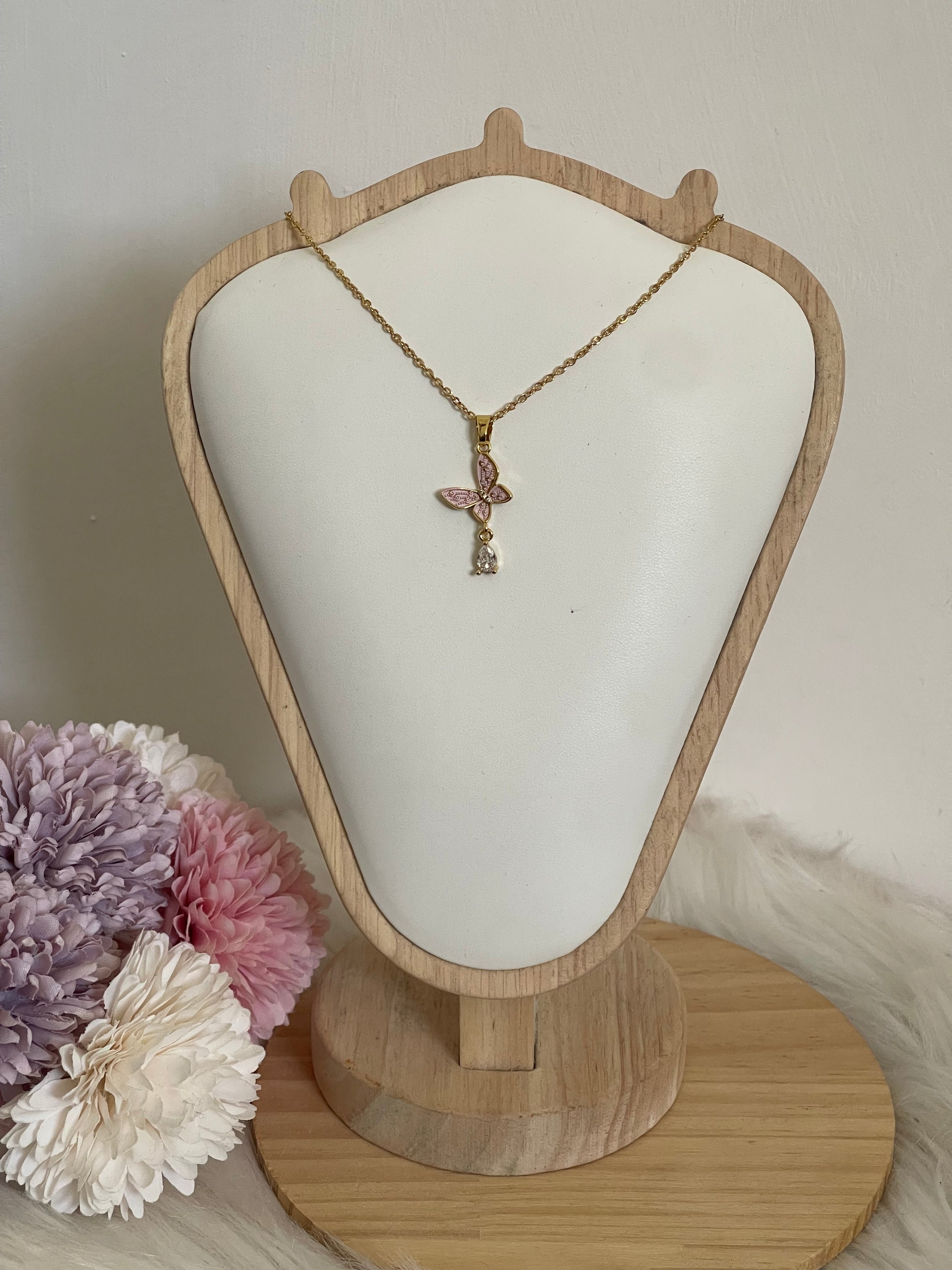 Collana Metamorfosi in Acciaio Dorato con Farfalla e Punto Luce
