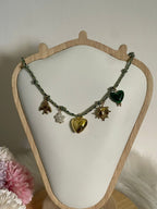 Collana Aura Summer Charm Estiva in Acciaio Inossidabile - Girocollo Cordino Intrecciato Verde con Ciondoli Sole, Cuore e Fiore