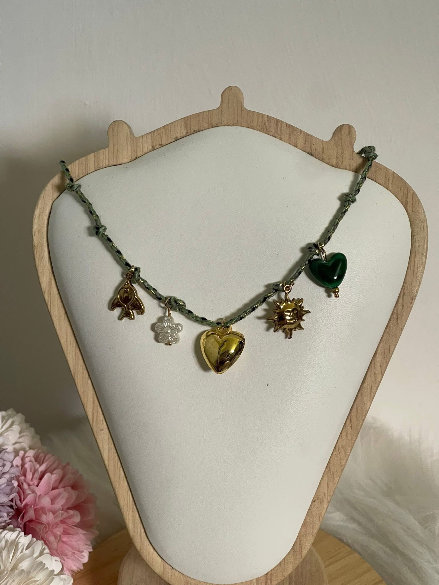 Collana Aura Summer Charm Estiva in Acciaio Inossidabile - Girocollo Cordino Intrecciato Verde con Ciondoli Sole, Cuore e Fiore