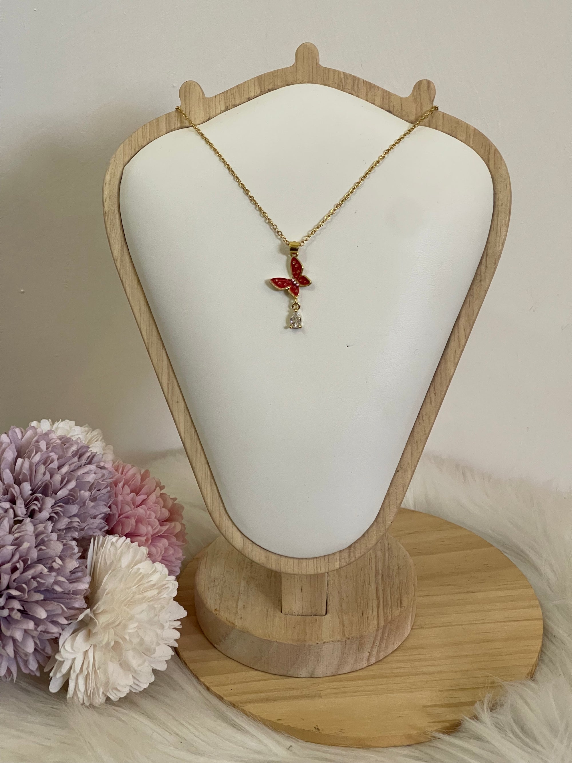Collana Metamorfosi in Acciaio Dorato con Farfalla e Punto Luce