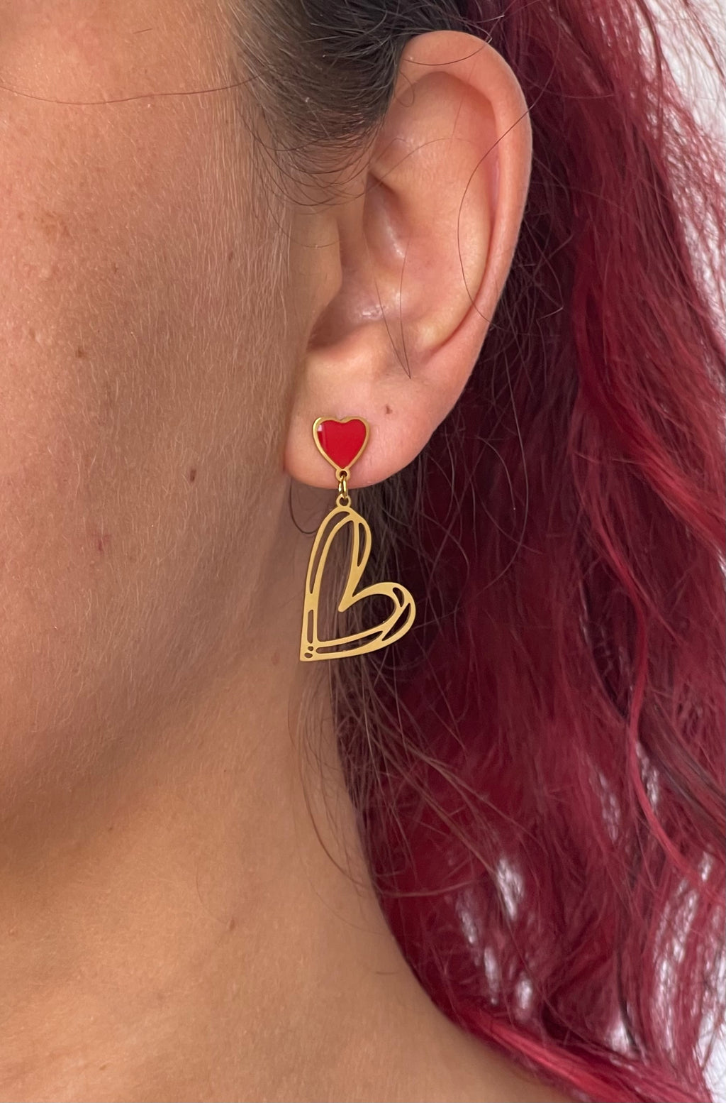 Orecchini Chloé Cuore Asimmetrici in Acciaio Inossidabile – Oro e Rosso Smaltato, Design Moderno e Leggero