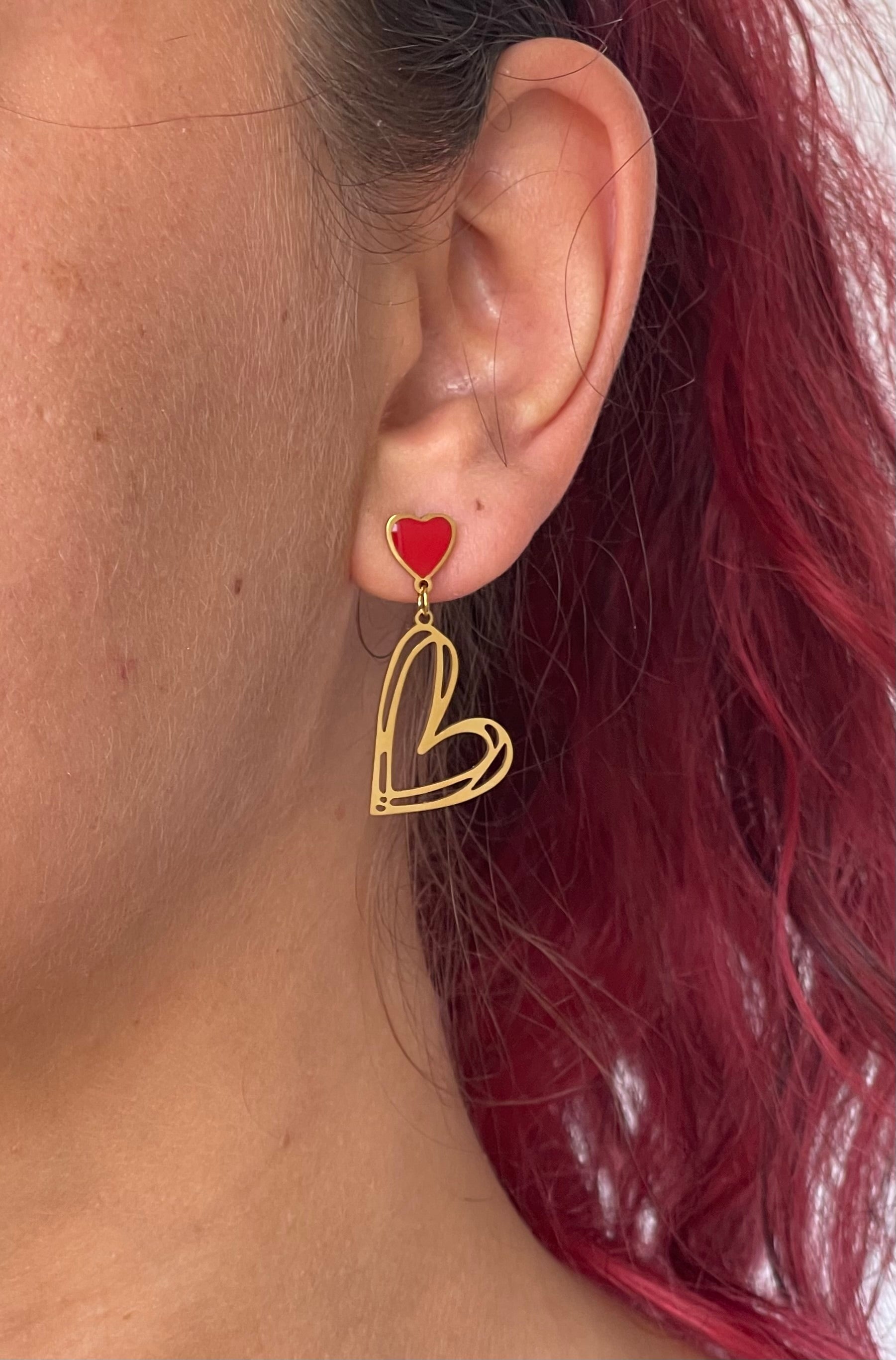 Orecchini Chloé Cuore Asimmetrici in Acciaio Inossidabile – Oro e Rosso Smaltato, Design Moderno e Leggero