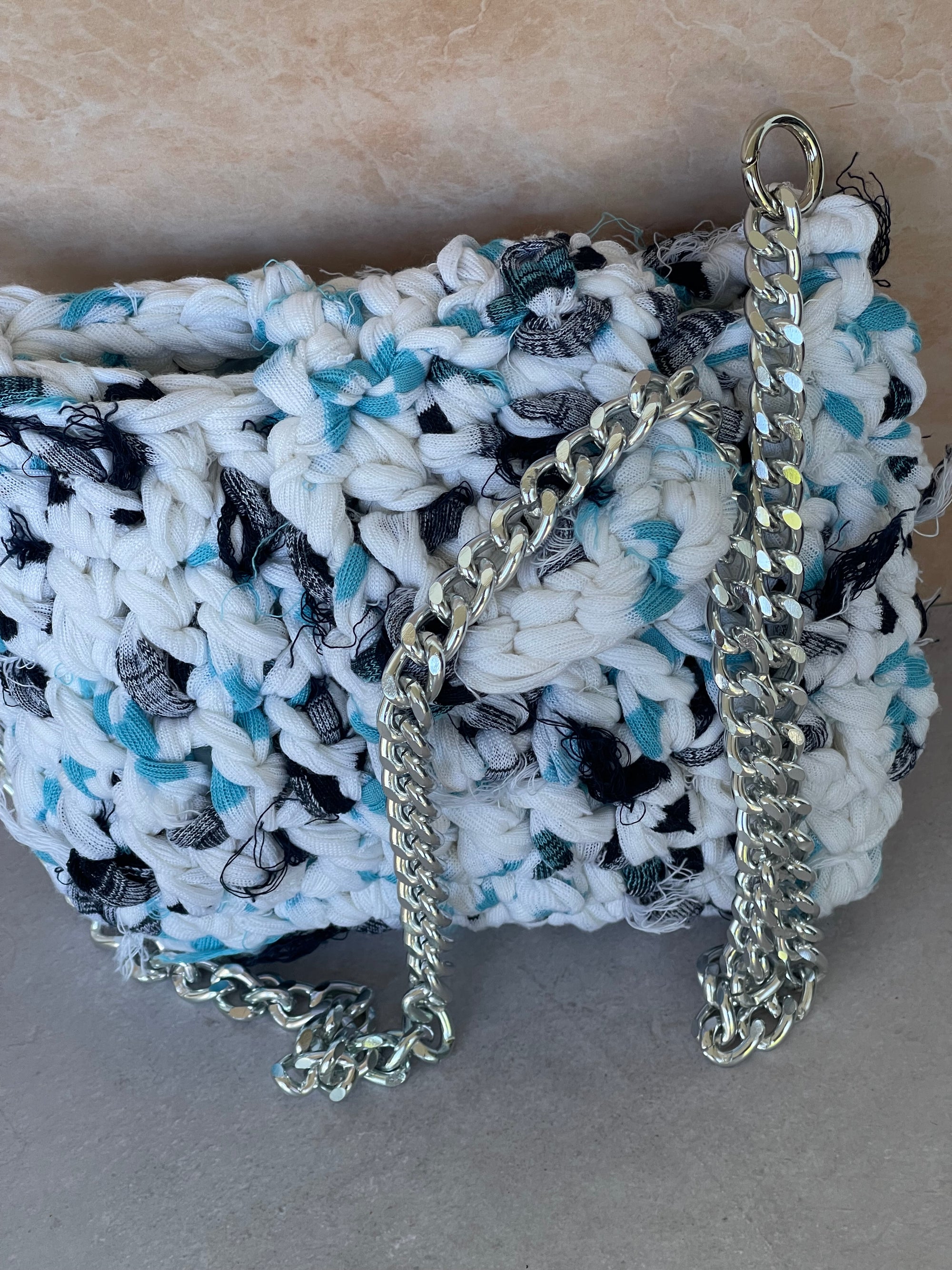 Borsa Onda Bianca Artigianale Unica in Fettuccia – Realizzata a Mano con Tracolla in Catena