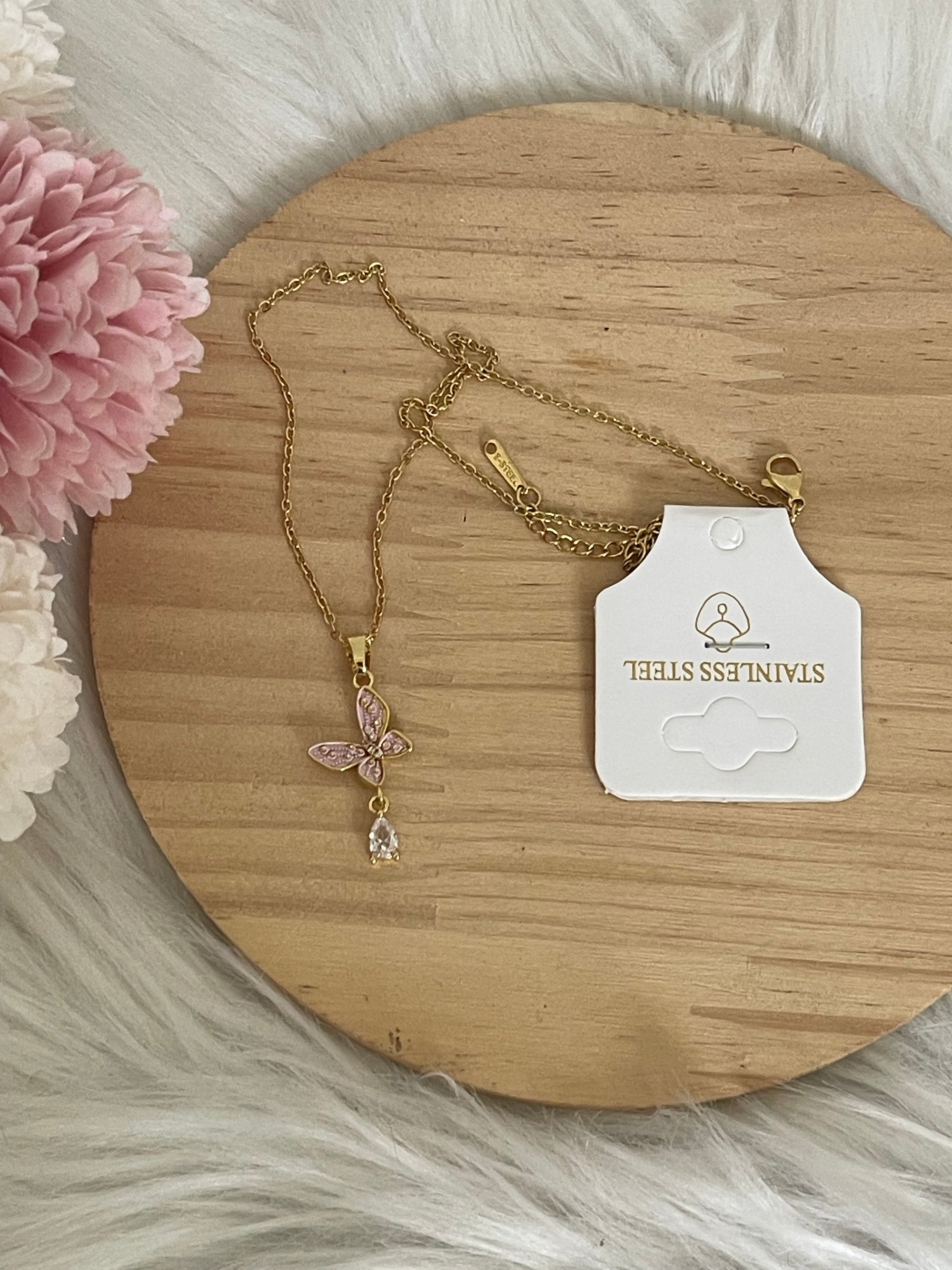 Collana Metamorfosi in Acciaio Dorato con Farfalla e Punto Luce