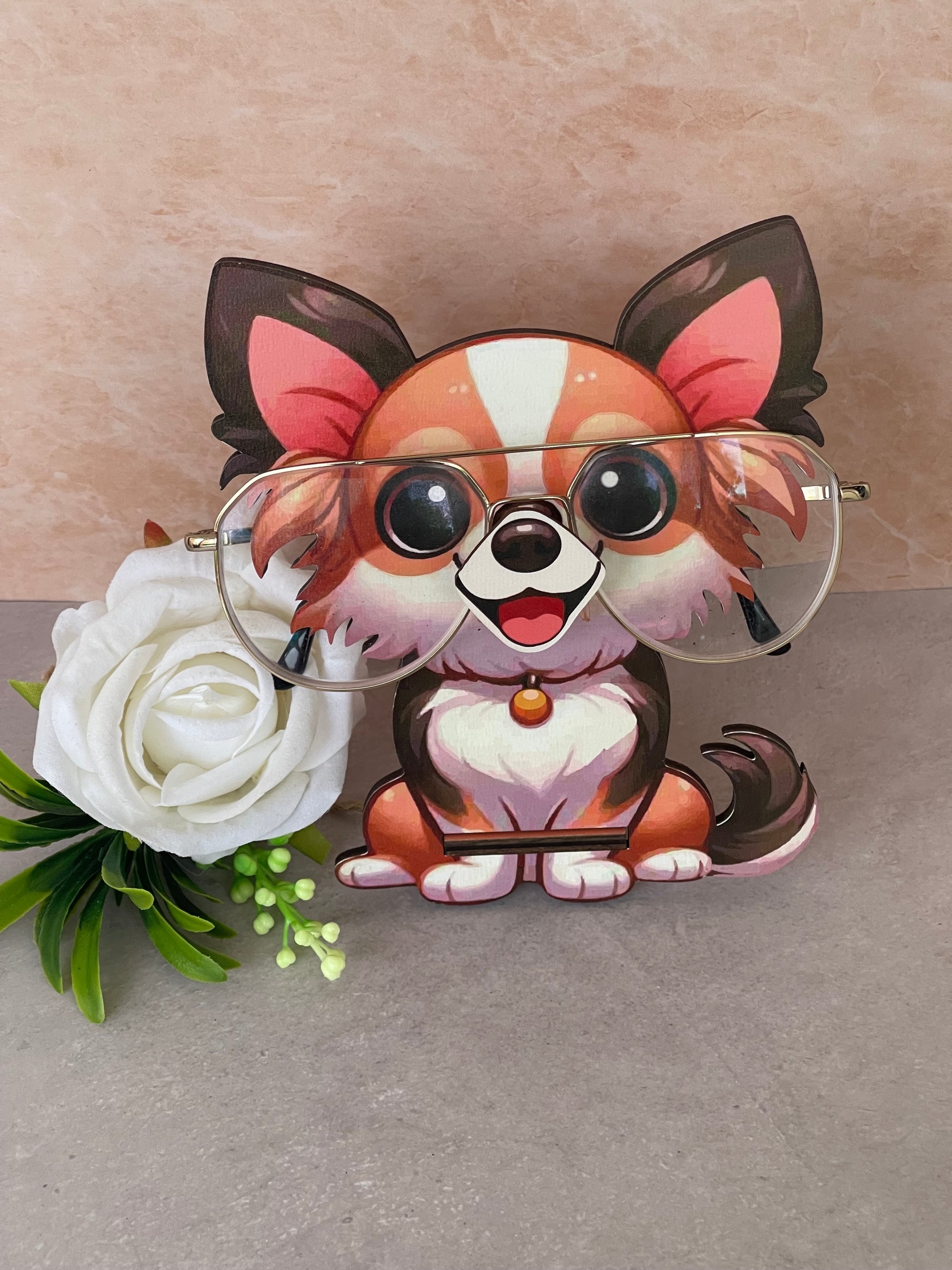 Porta Occhiali da Scrivania in Legno Chihuahua - Il Tuo Amico Peloso e Funzionale!