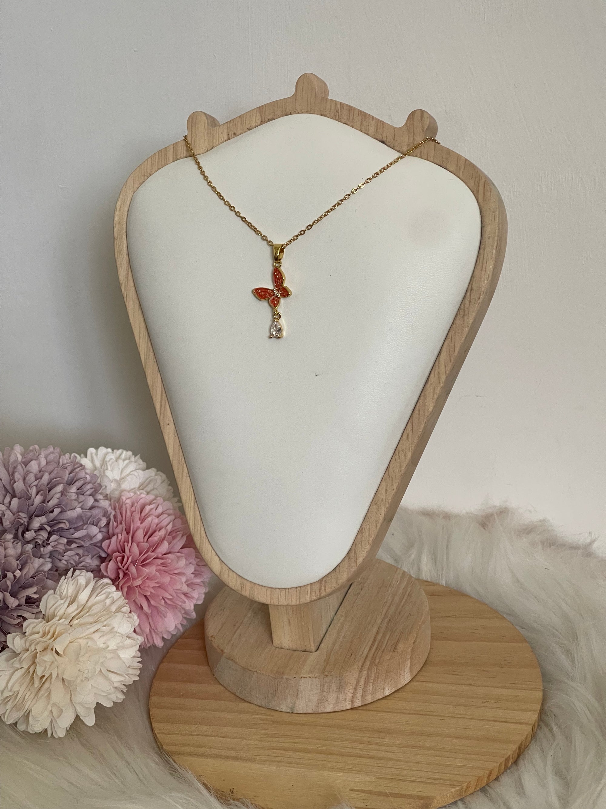 Collana Metamorfosi in Acciaio Dorato con Farfalla e Punto Luce