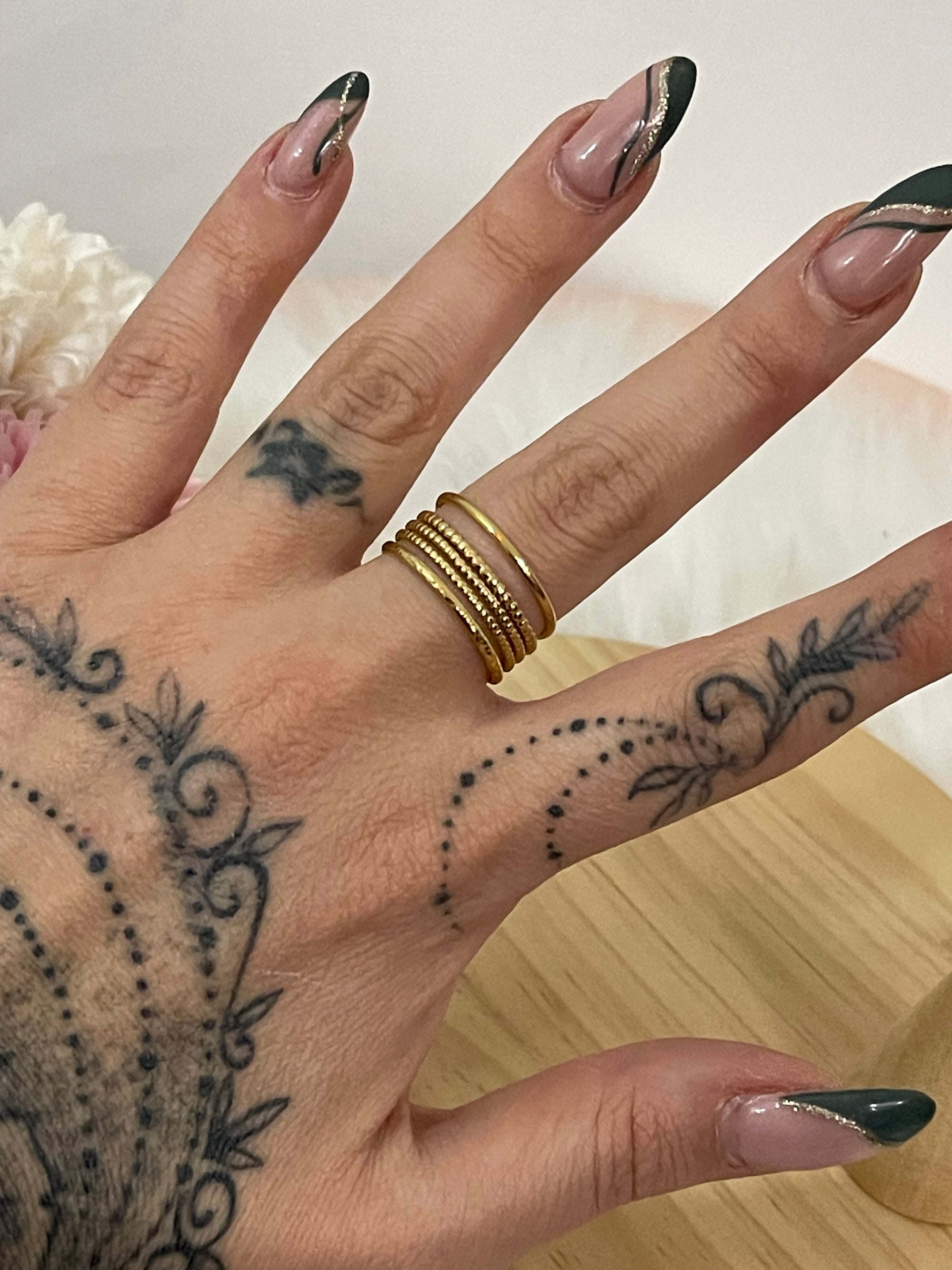 Anello Sinfonia Multi-Fascia a 5 Livelli in Acciaio Inossidabile Oro – Regolabile e Minimalista