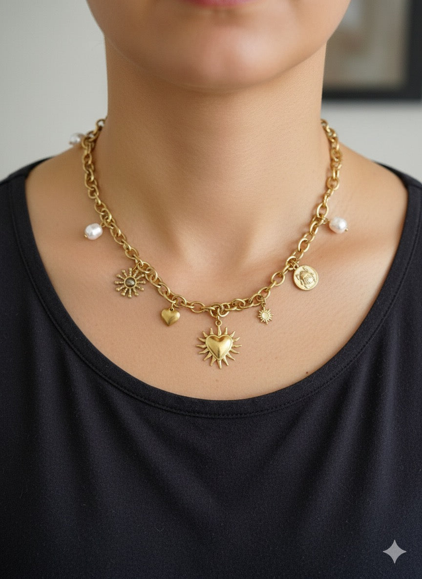 Collana Aura Statement in Acciaio Inossidabile - Catenina a Maglie con Charms Sacro Cuore, Sole e Perle