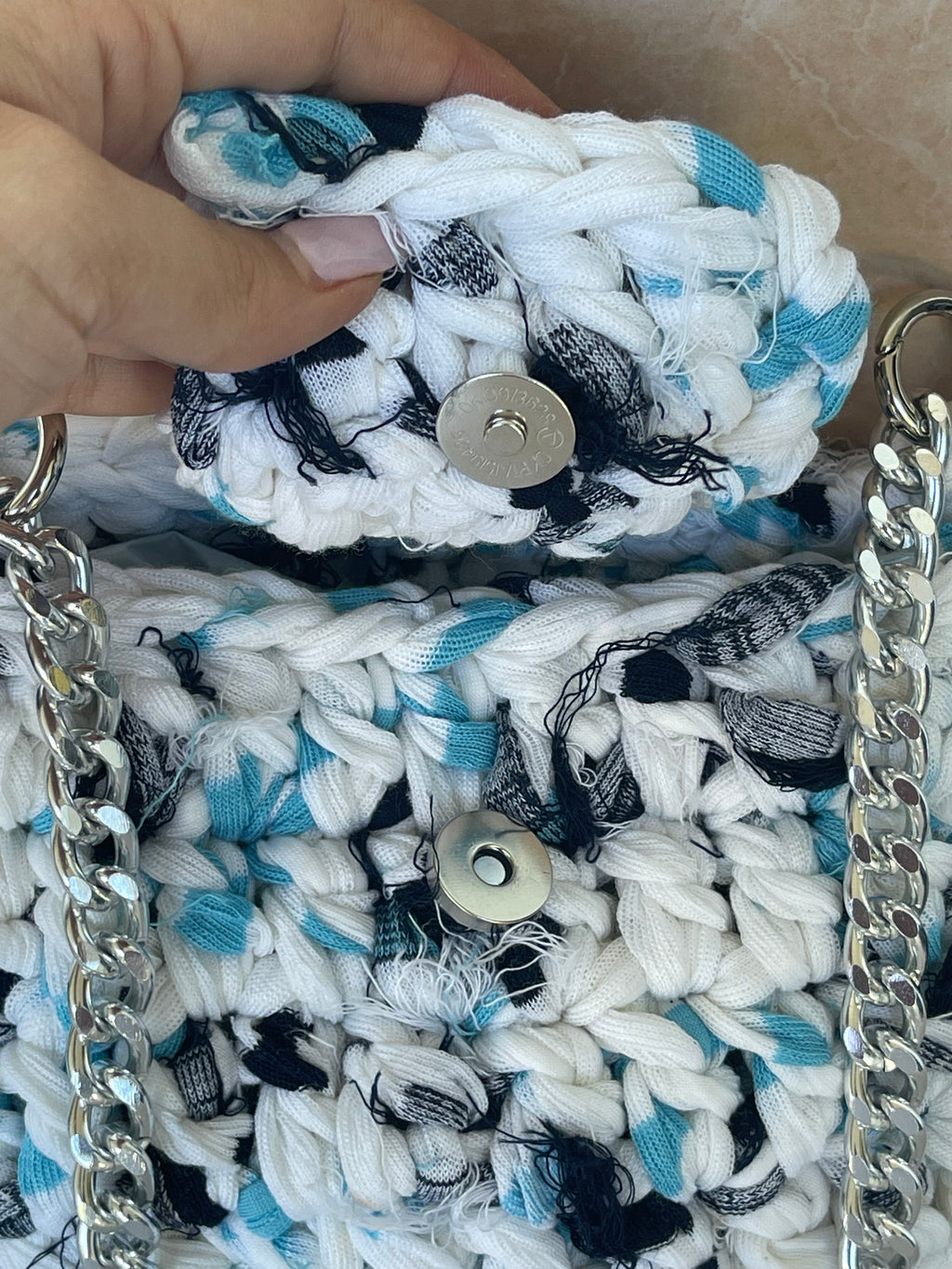 Borsa Onda Bianca Artigianale Unica in Fettuccia – Realizzata a Mano con Tracolla in Catena