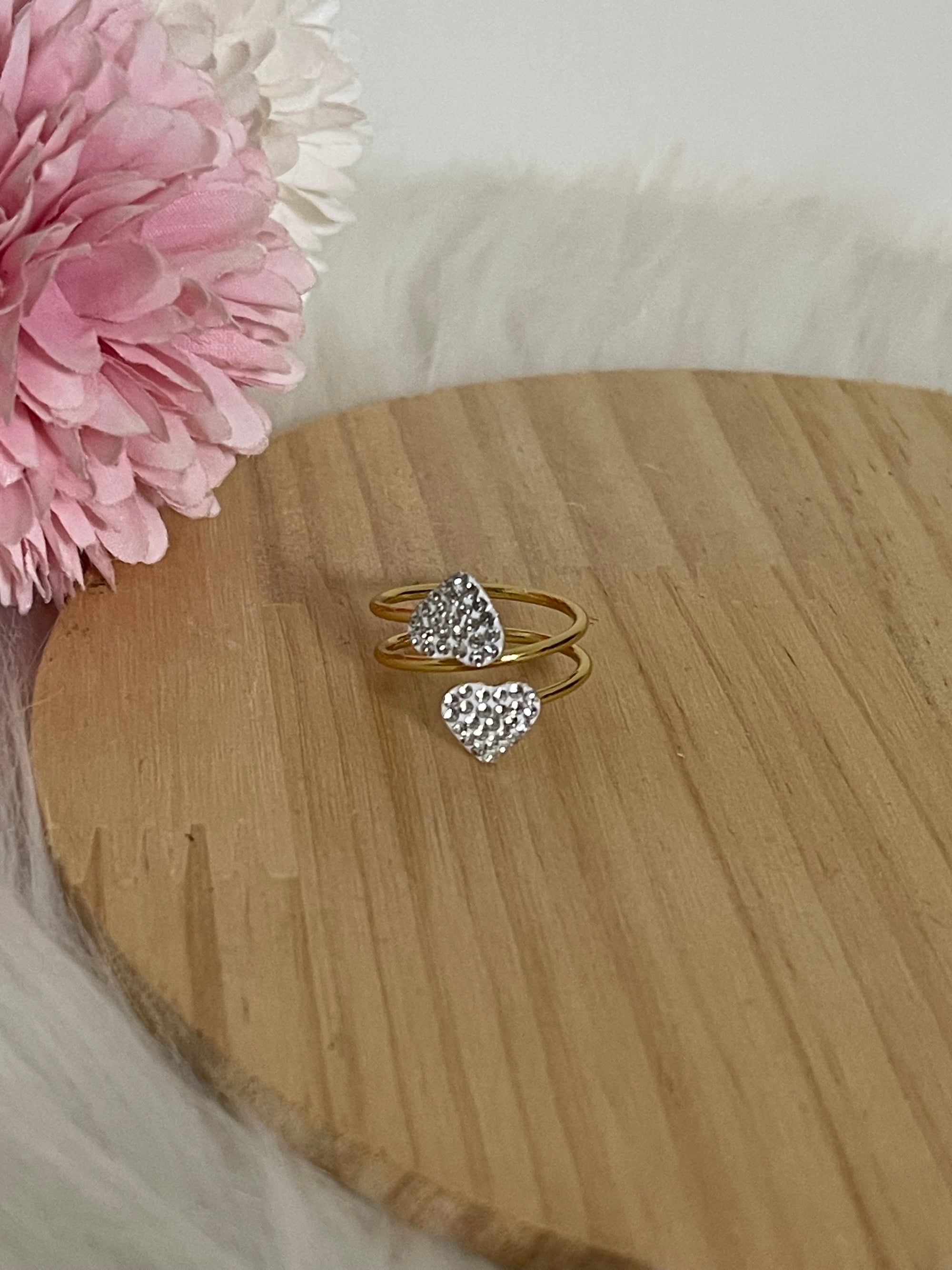 Anello Amabel a Fascia Aperta in Acciaio Inossidabile con Doppio Cuore di Cristalli – Regolabile