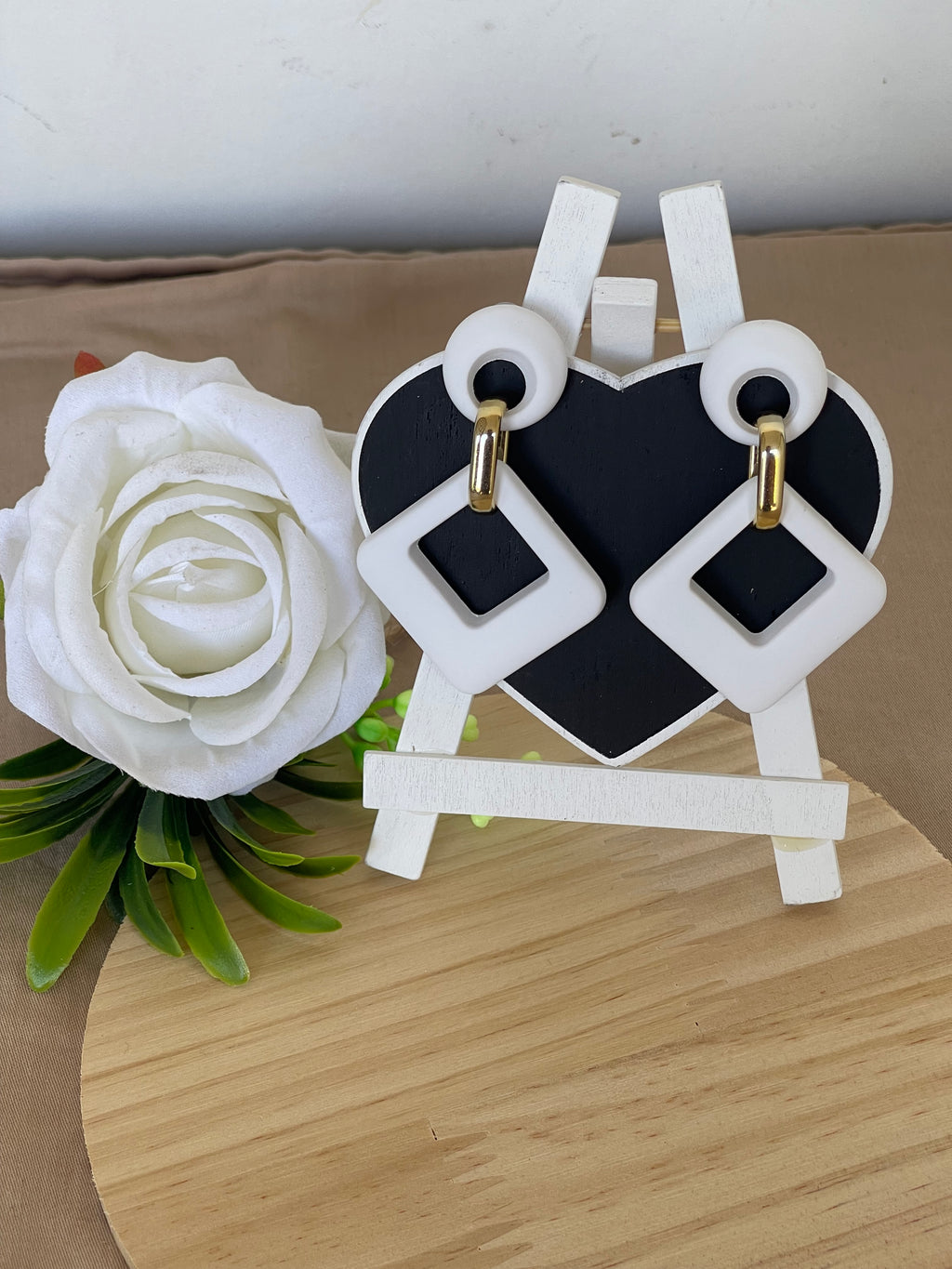 Orecchini Vetra Geometrici Bianchi con Dettaglio Dorato – Eleganza Moderna per Ogni Occasione