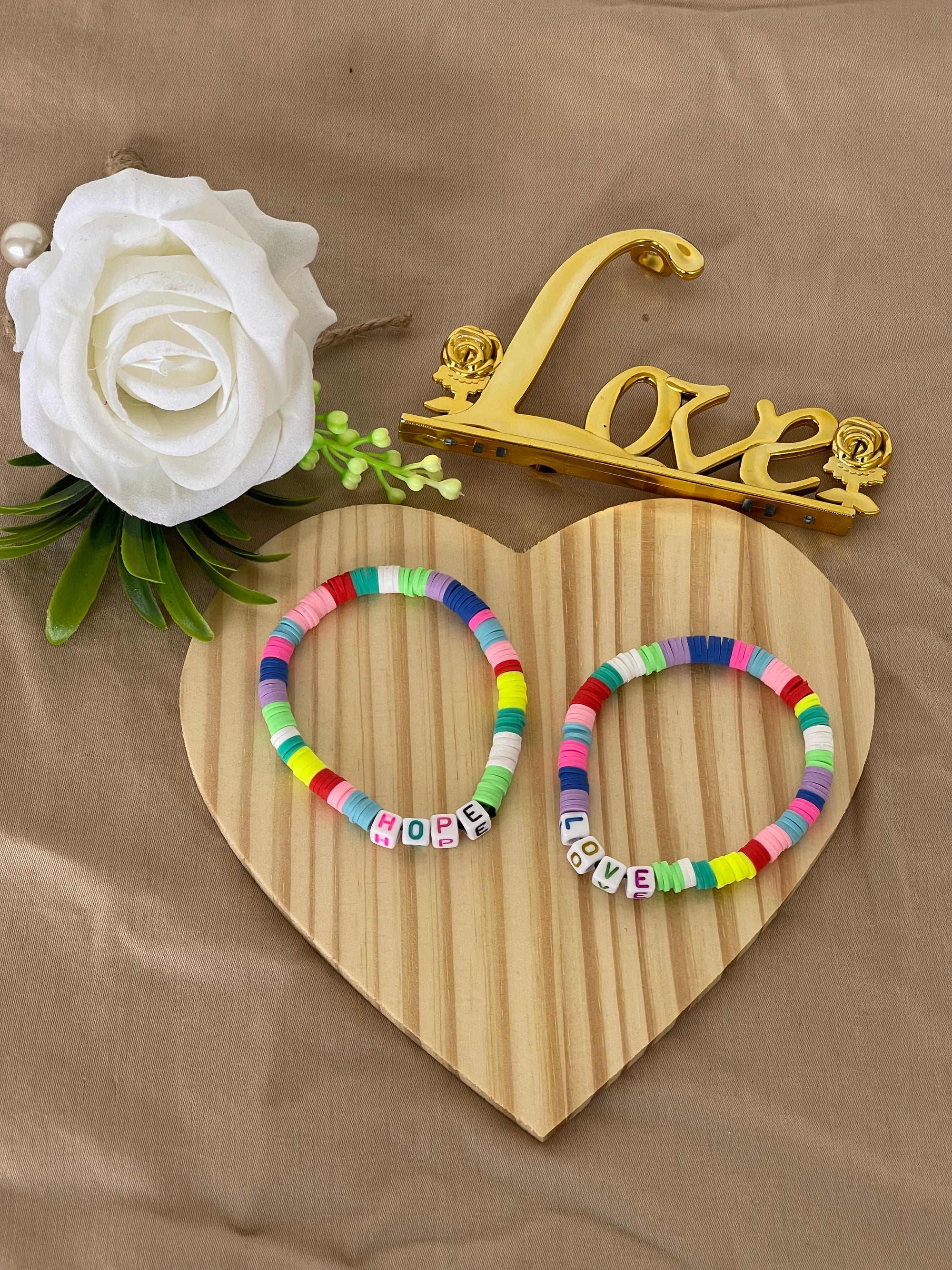 Bracciali Elastici “Hope” & “Love” – Colorati e Ispirazionali