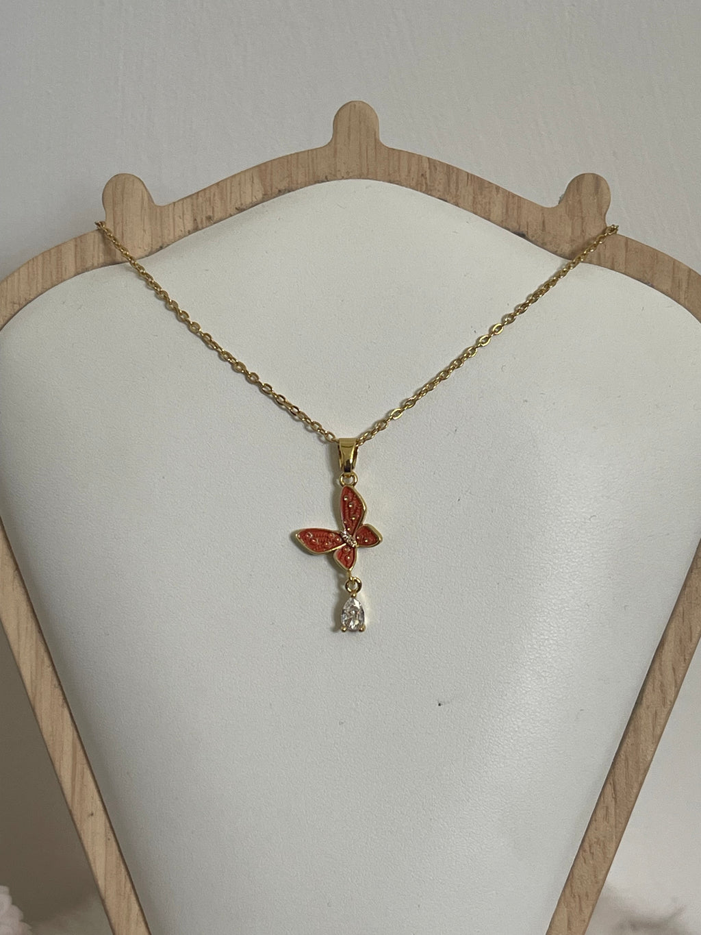 Collana Metamorfosi in Acciaio Dorato con Farfalla e Punto Luce