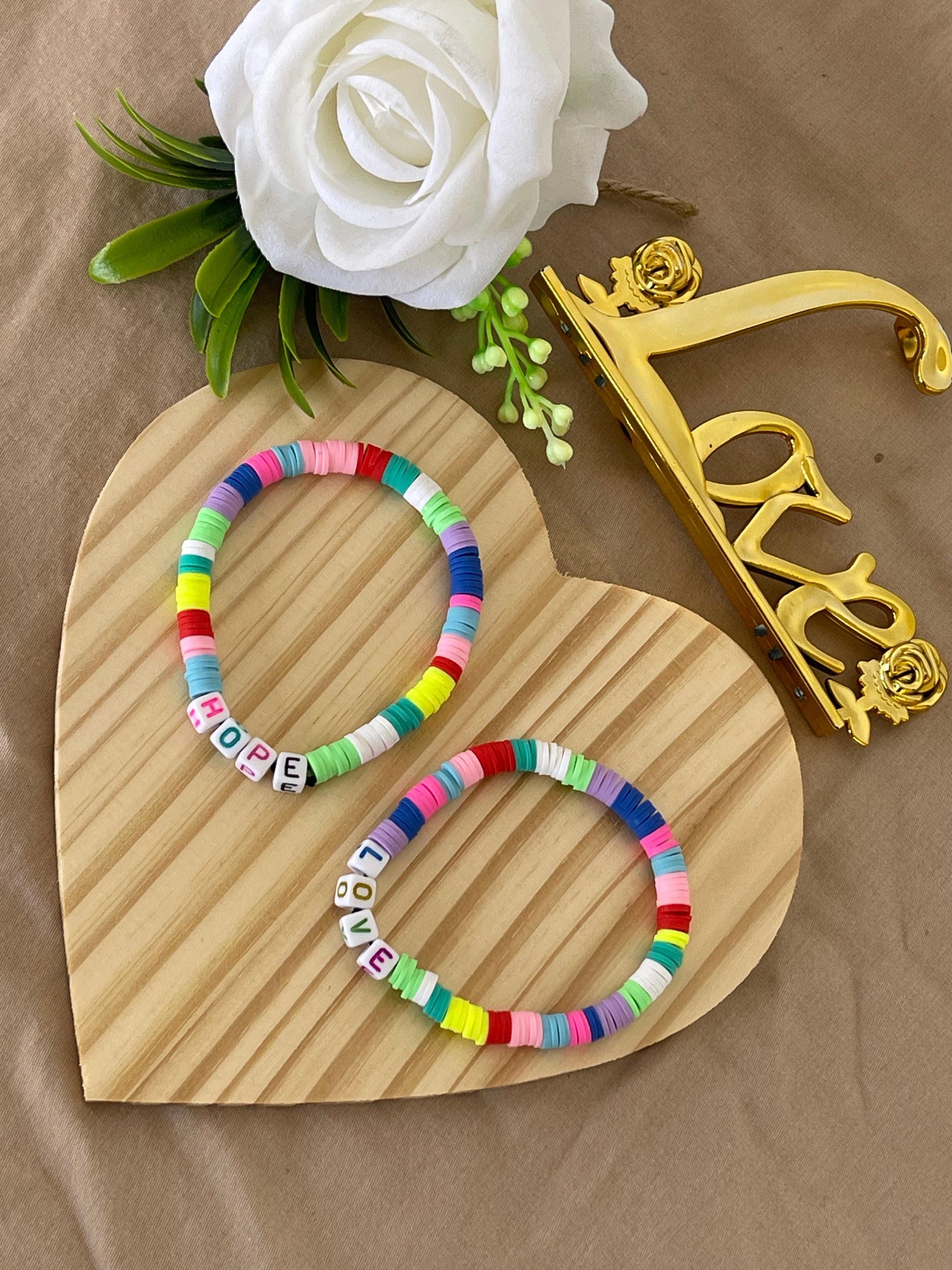 Bracciali Elastici “Hope” & “Love” – Colorati e Ispirazionali