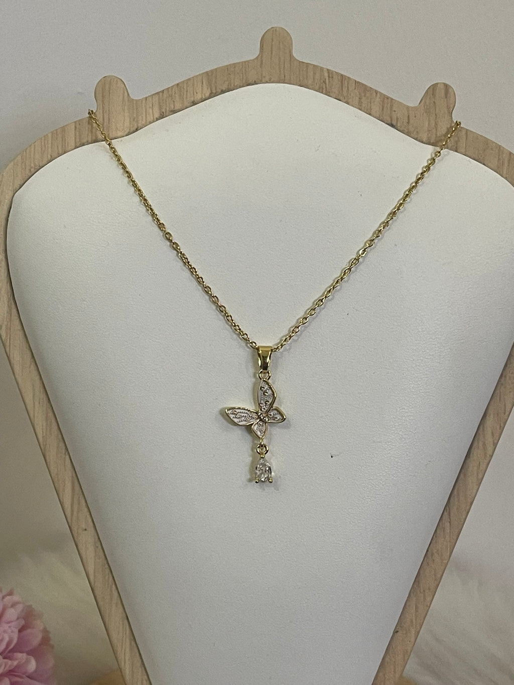 Collana Metamorfosi in Acciaio Dorato con Farfalla e Punto Luce