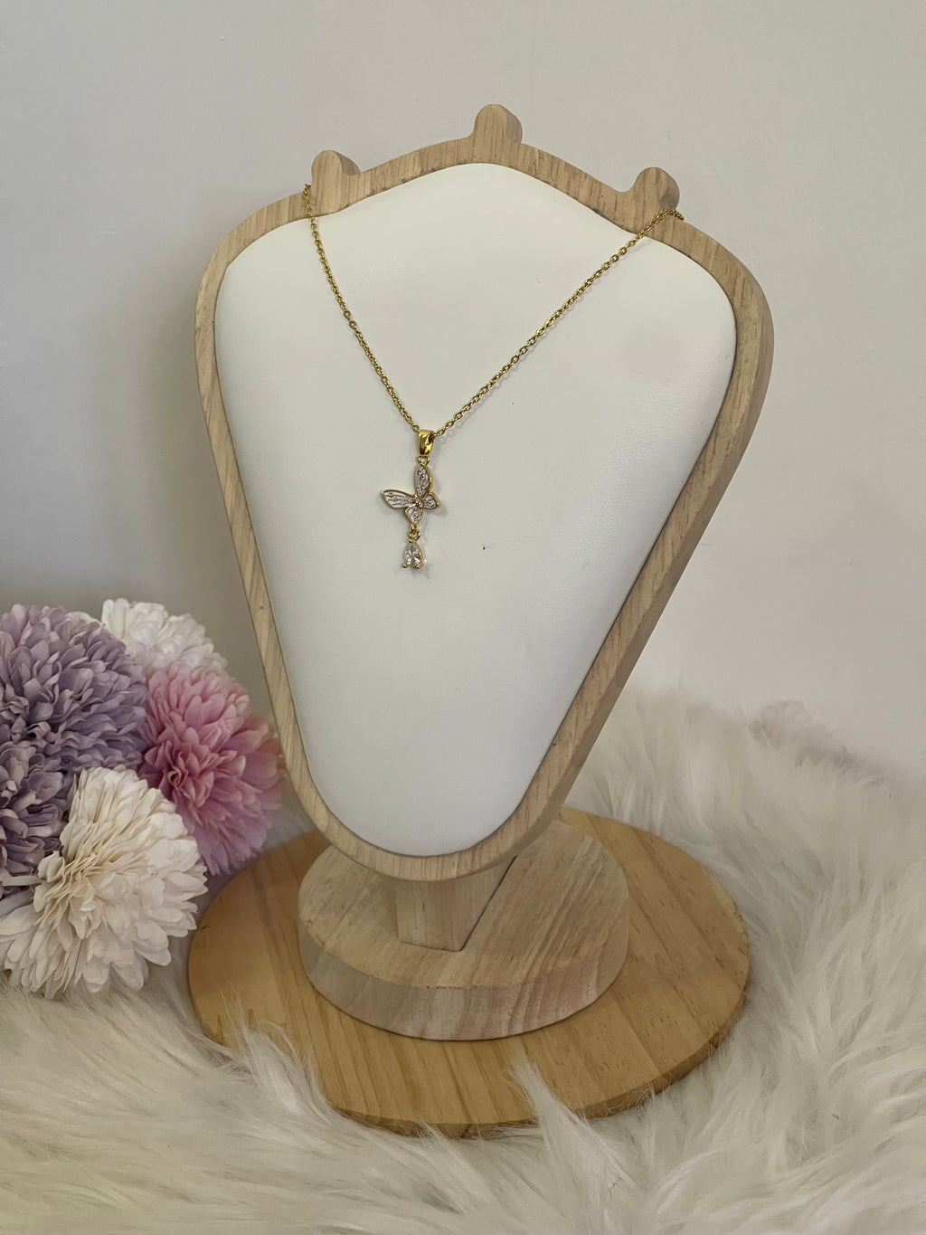 Collana Metamorfosi in Acciaio Dorato con Farfalla e Punto Luce