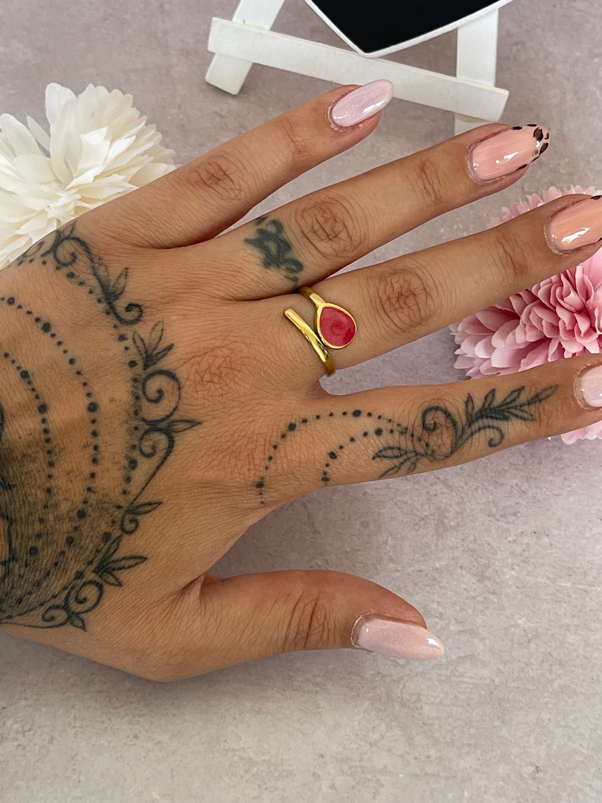 Anelli Lunaria regolabili in acciaio dorato con effetto pietre colorate – Eleganza e stile personalizzabile