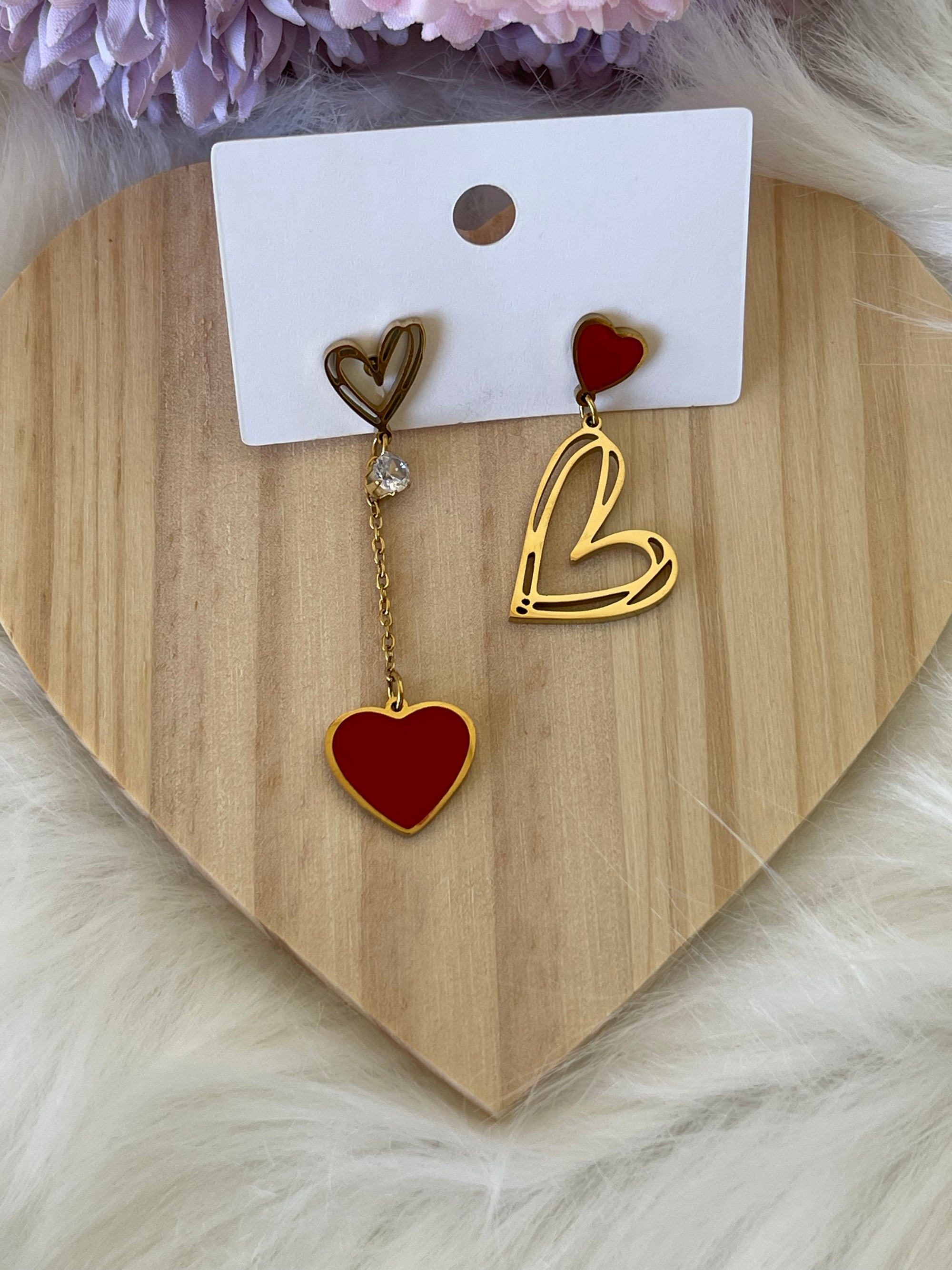 Orecchini Chloé Cuore Asimmetrici in Acciaio Inossidabile – Oro e Rosso Smaltato, Design Moderno e Leggero