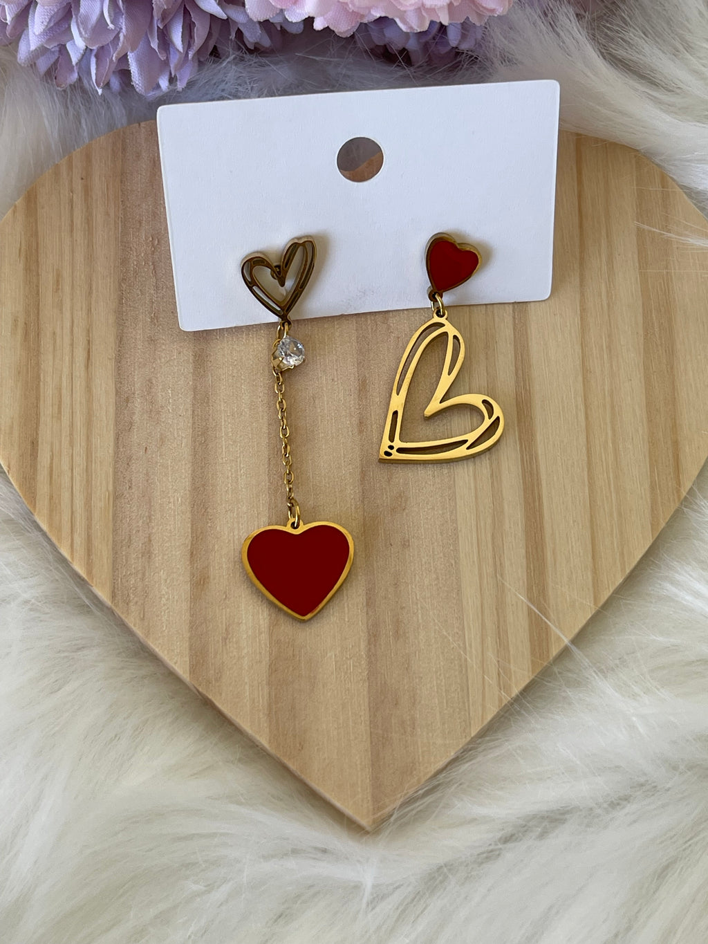 Orecchini Chloé Cuore Asimmetrici in Acciaio Inossidabile – Oro e Rosso Smaltato, Design Moderno e Leggero