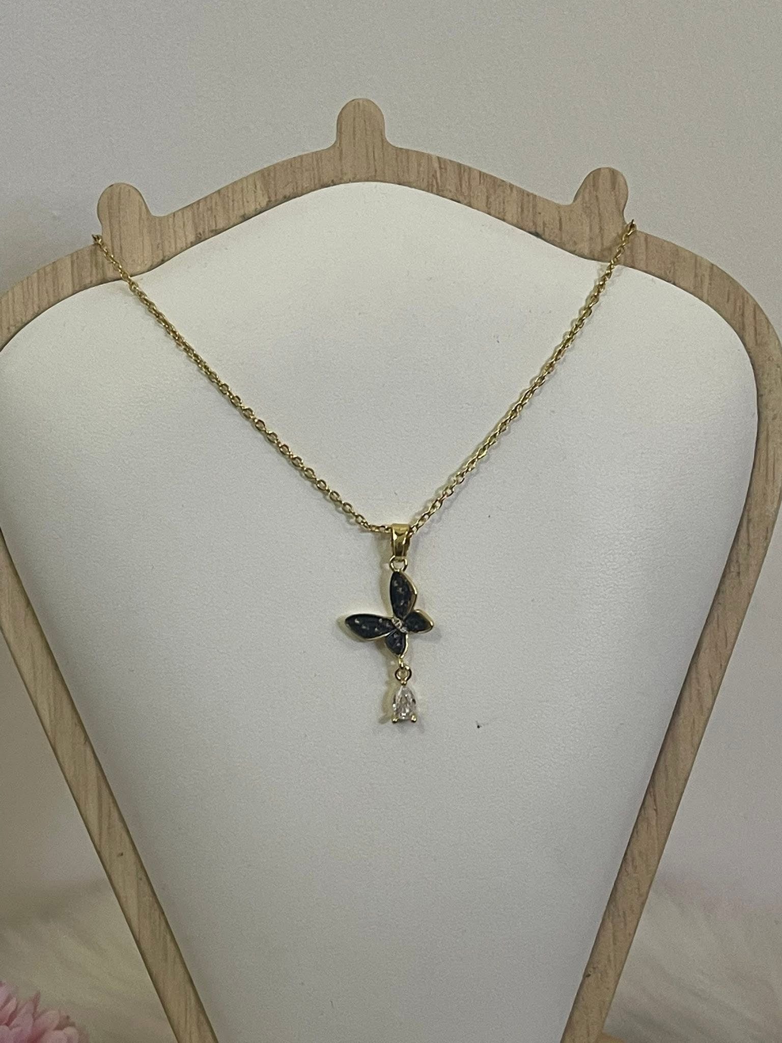 Collana Metamorfosi in Acciaio Dorato con Farfalla e Punto Luce