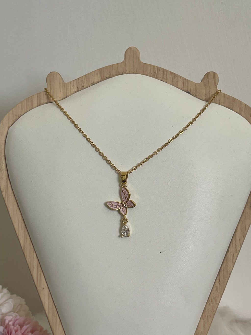 Collana Metamorfosi in Acciaio Dorato con Farfalla e Punto Luce