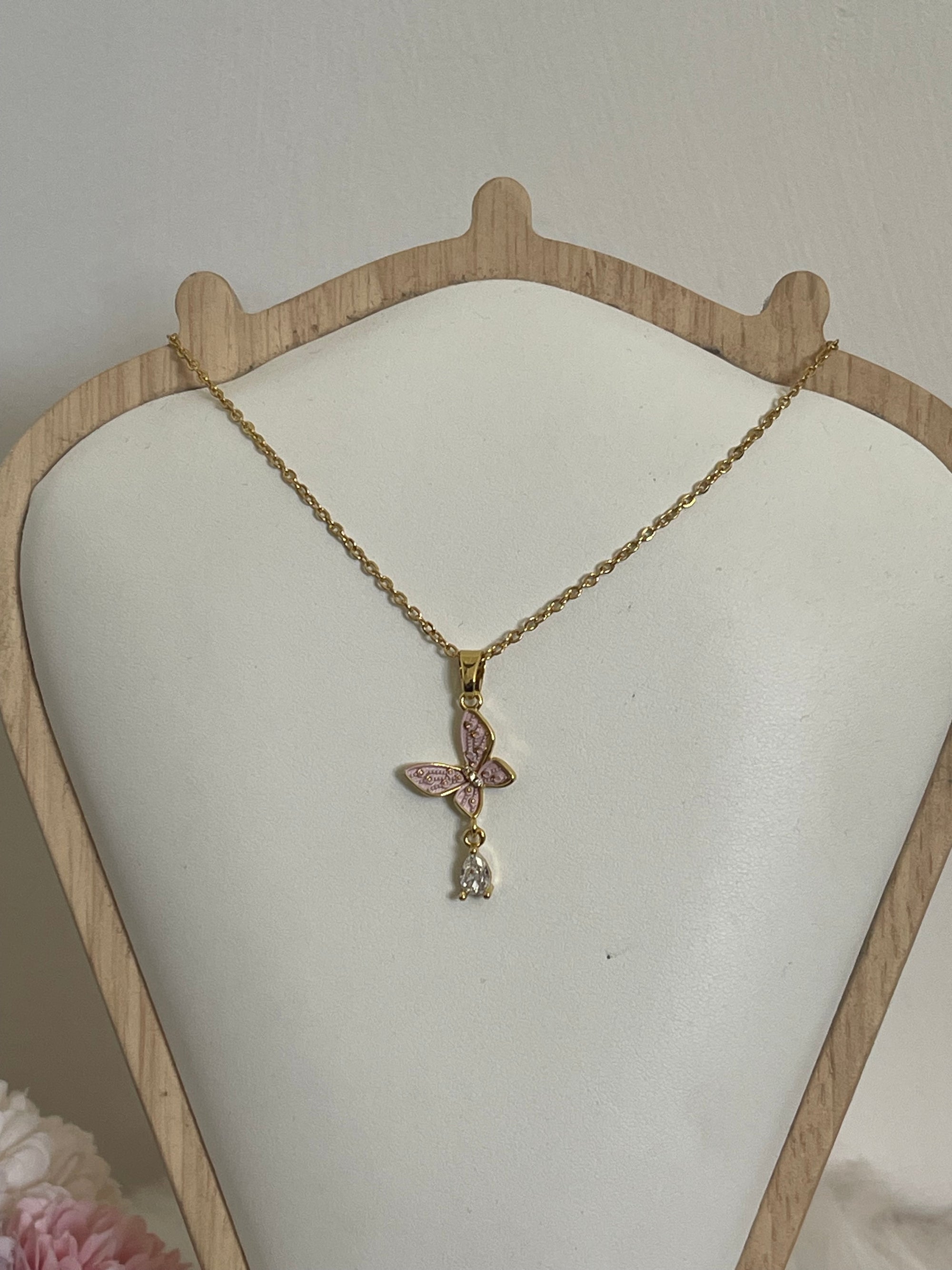 Collana Metamorfosi in Acciaio Dorato con Farfalla e Punto Luce