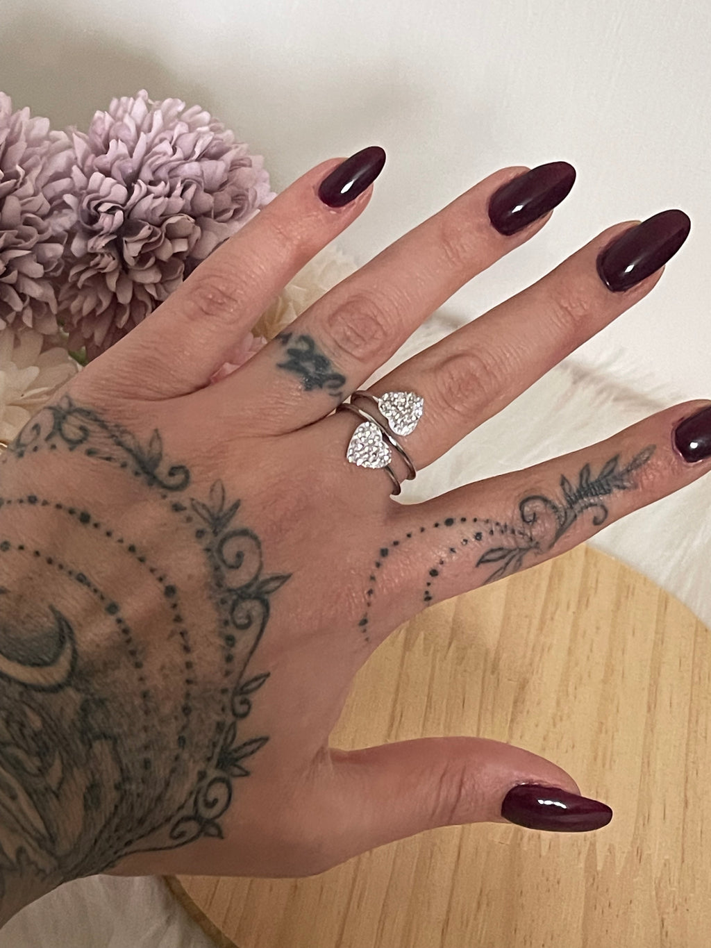 Anello Amabel a Fascia Aperta in Acciaio Inossidabile con Doppio Cuore di Cristalli – Regolabile