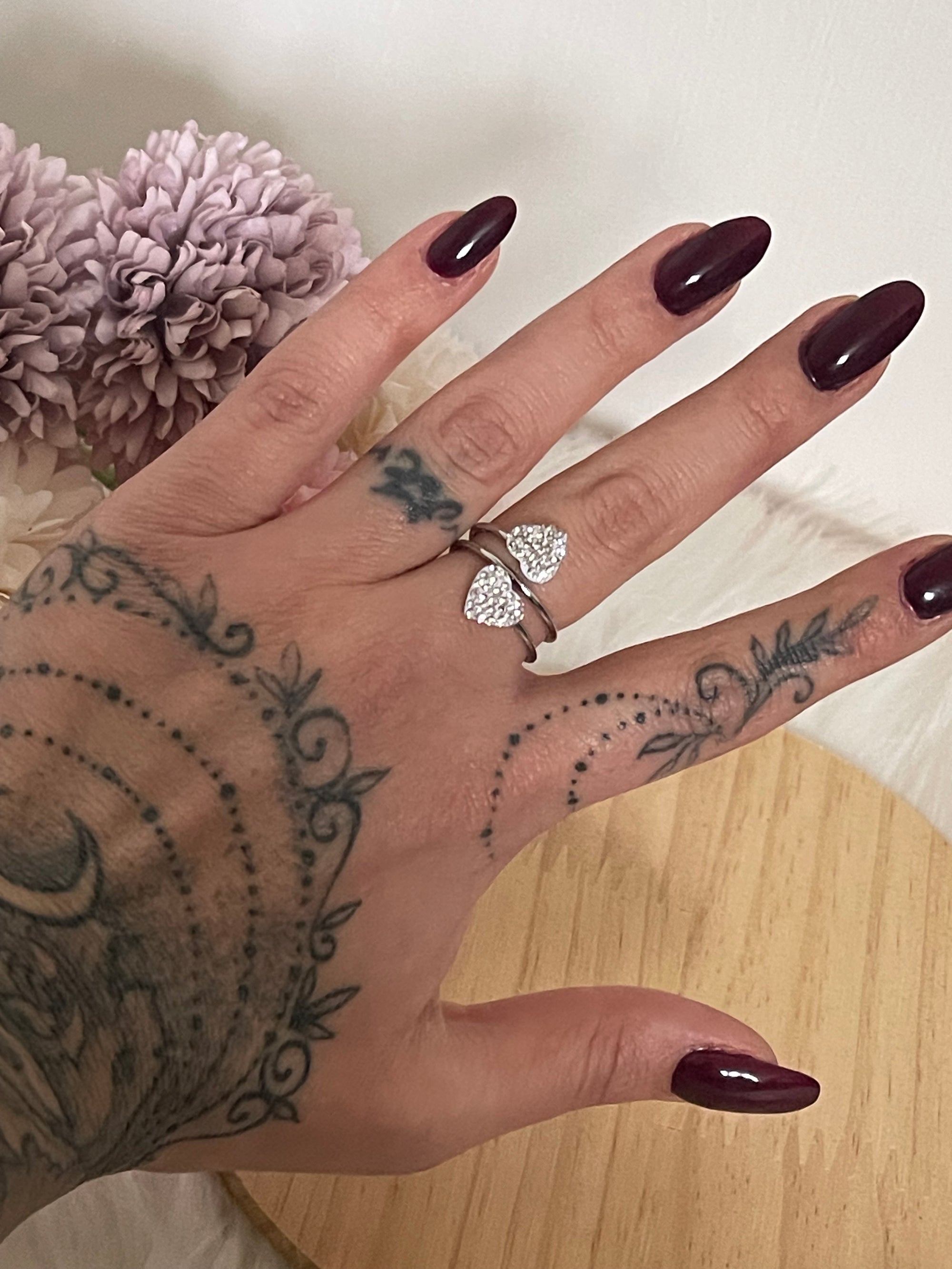 Anello Amabel a Fascia Aperta in Acciaio Inossidabile con Doppio Cuore di Cristalli – Regolabile